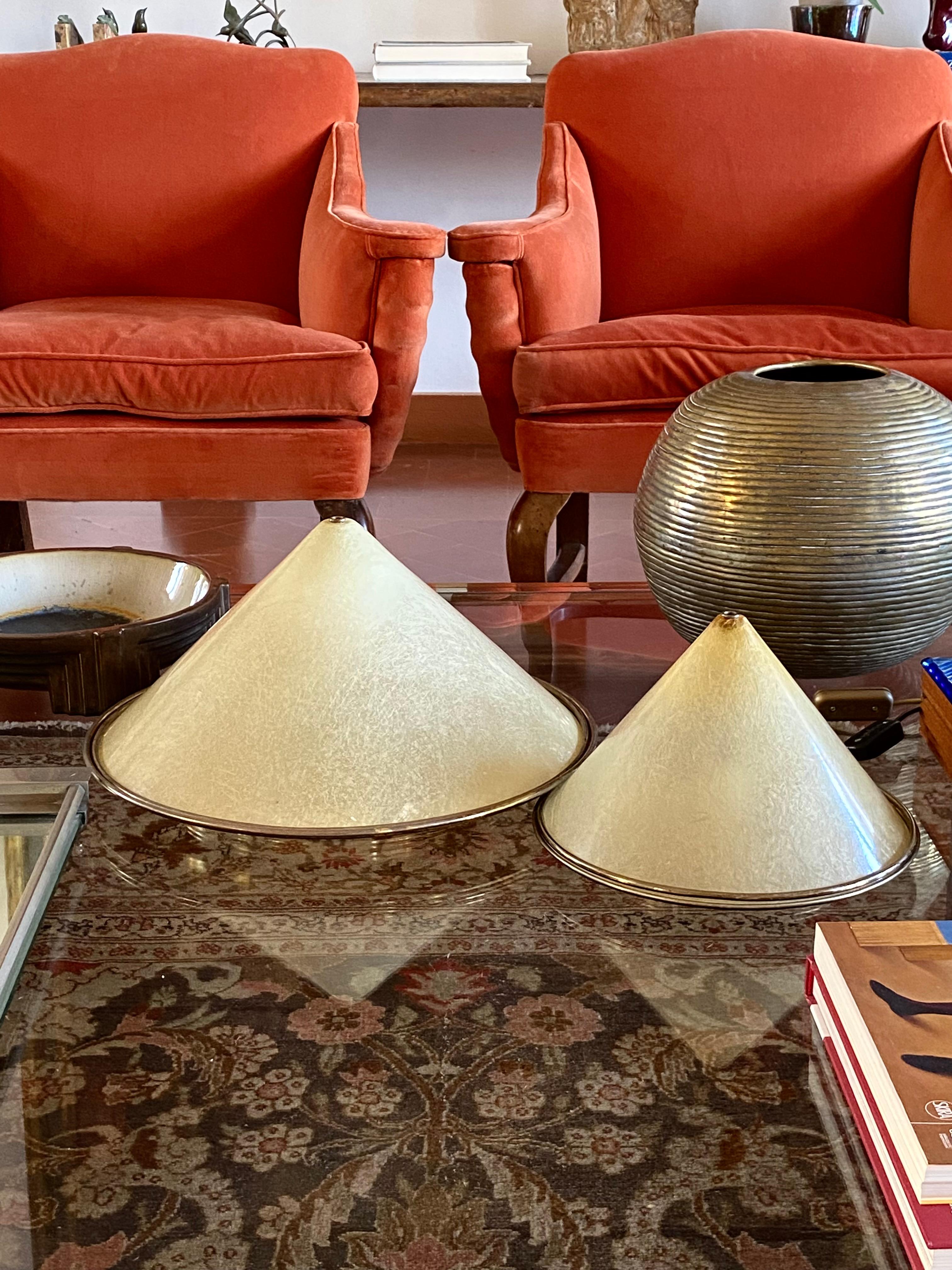 Hollywood regency set of 2 conic shaped fiberglass and brass table lamps

Italy 1970 ca.

Brass, fibreglass

H 20 x 25 cm diam.

H 23 x 36 cm diam.

Conditions: very good consistent with age and use.
