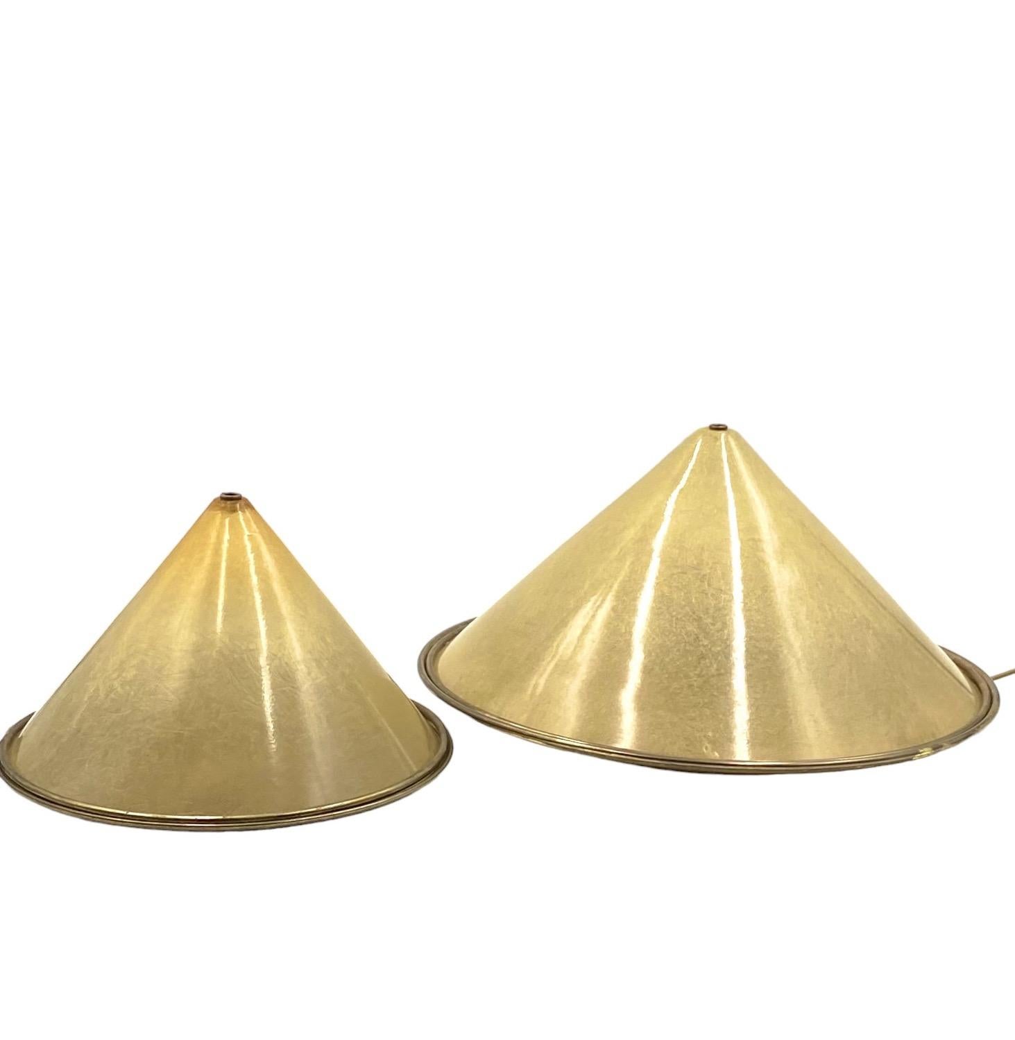 Hollywood Regency Set of 2 conic shaped fiberglass and brass table lamps, Italy 1970s For Sale