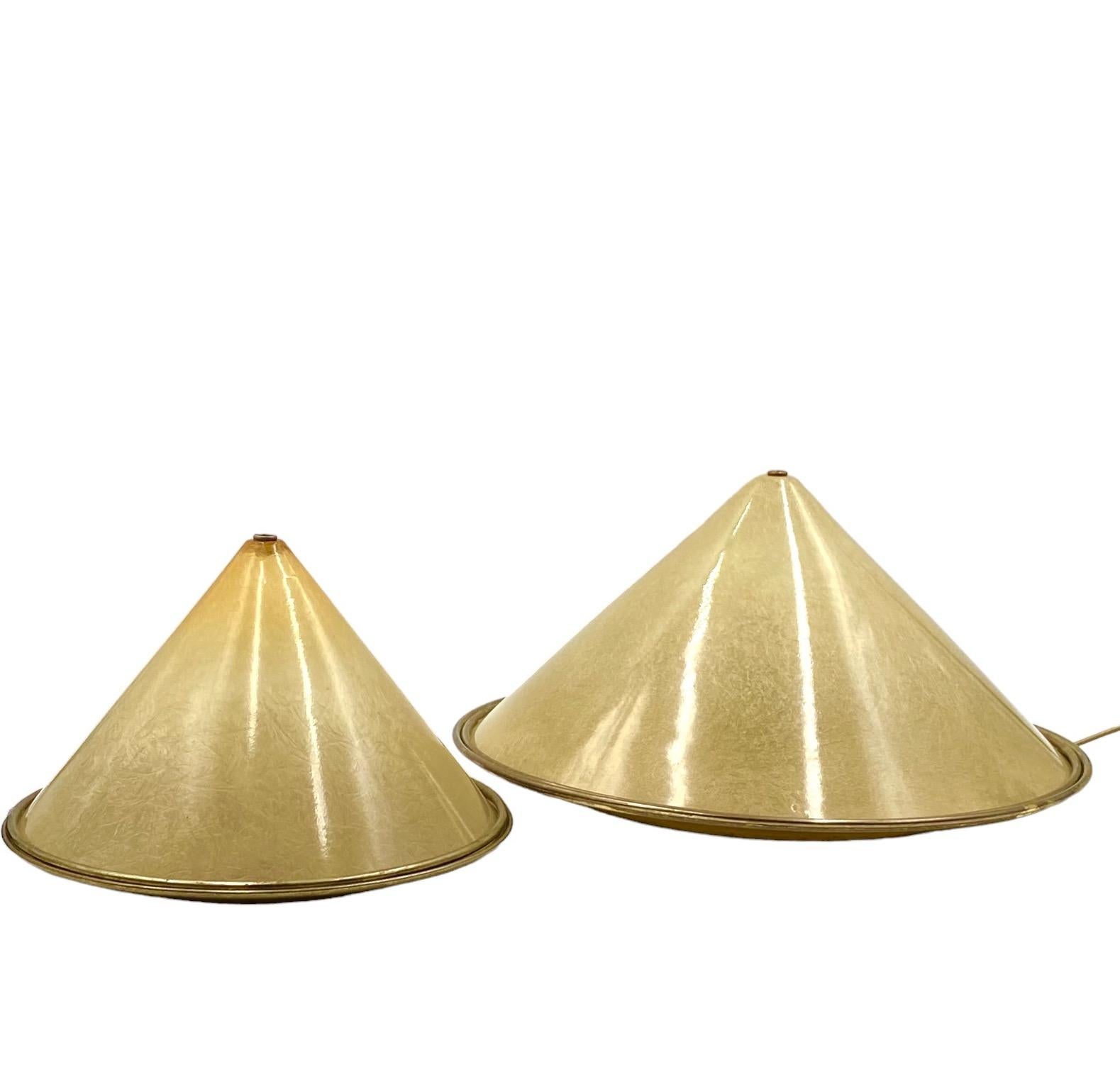 Italian Set of 2 conic shaped fiberglass and brass table lamps, Italy 1970s For Sale