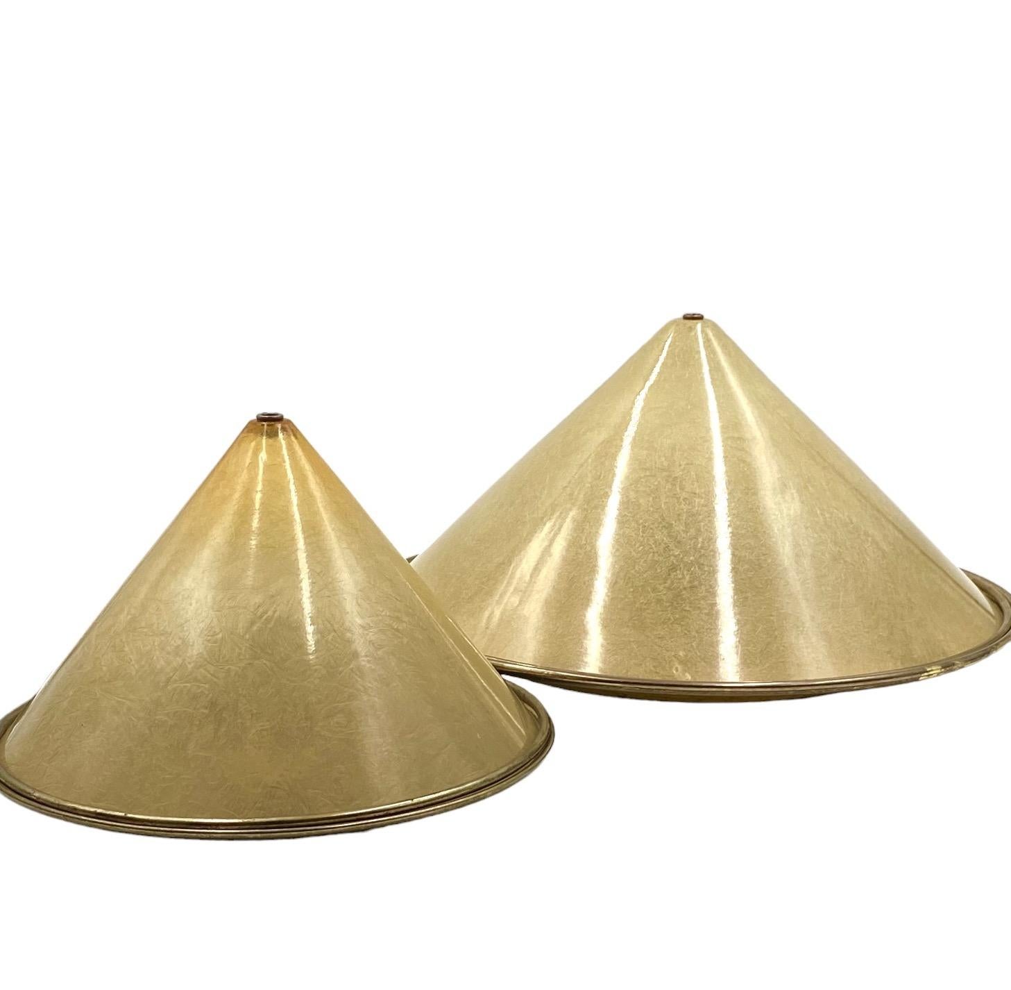 Set of 2 conic shaped fiberglass and brass table lamps, Italy 1970s In Excellent Condition For Sale In Firenze, IT