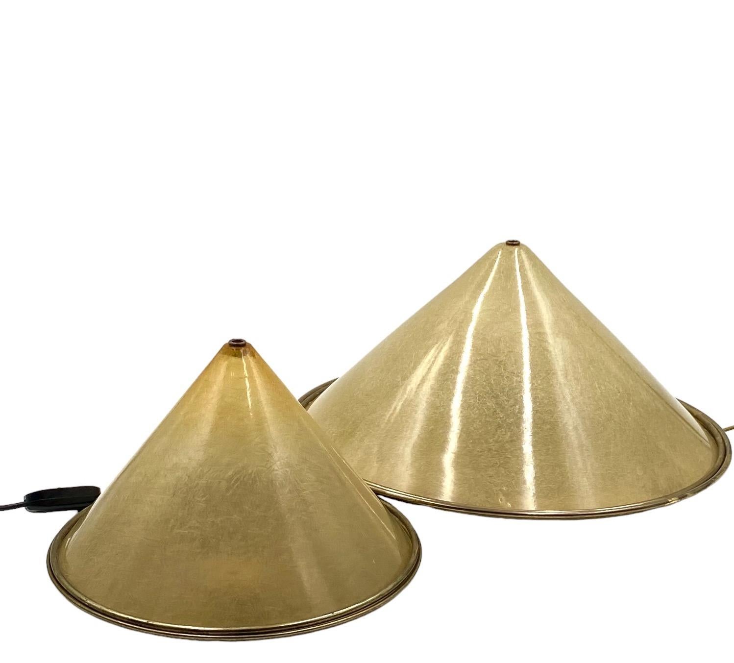 Late 20th Century Set of 2 conic shaped fiberglass and brass table lamps, Italy 1970s For Sale