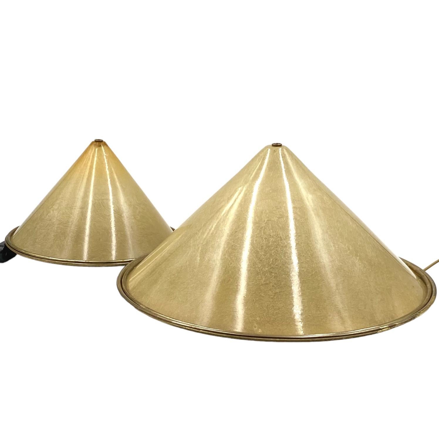 Brass Set of 2 conic shaped fiberglass and brass table lamps, Italy 1970s For Sale