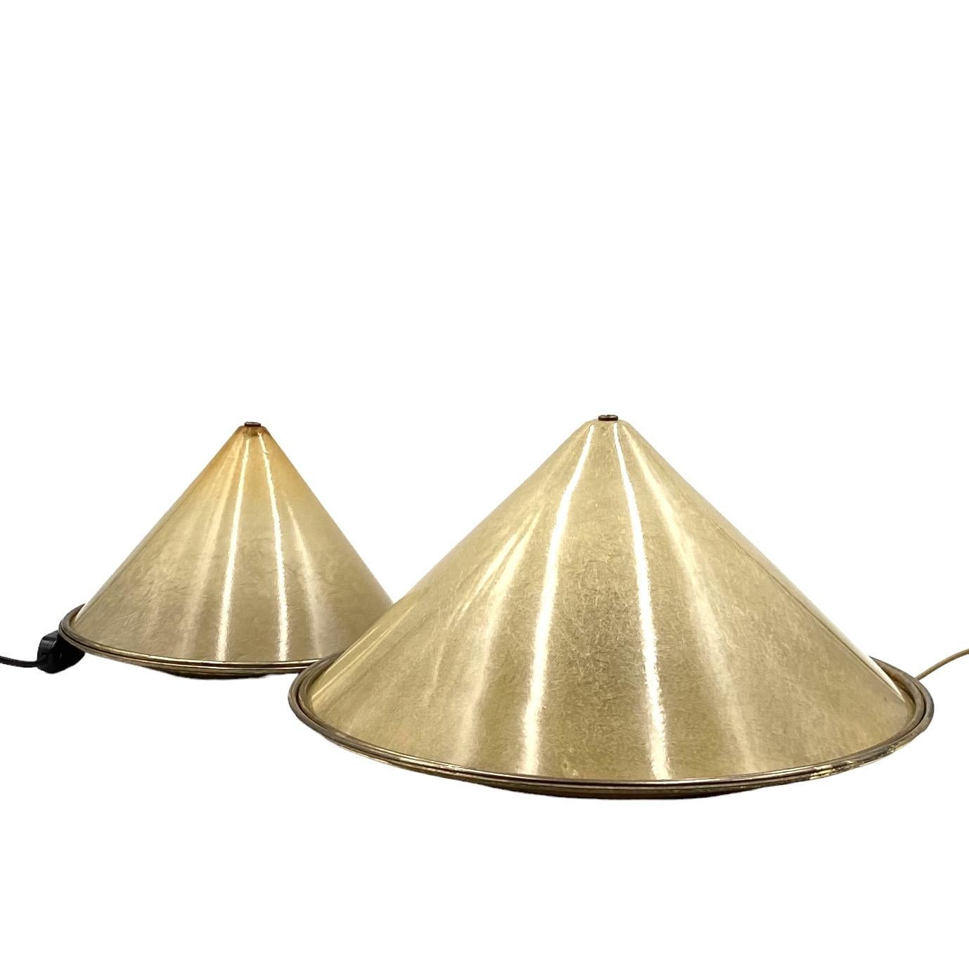 Satz von 2 konisch geformten Tischlampen aus Fiberglas und Messing, Italien 1970er im Angebot 1