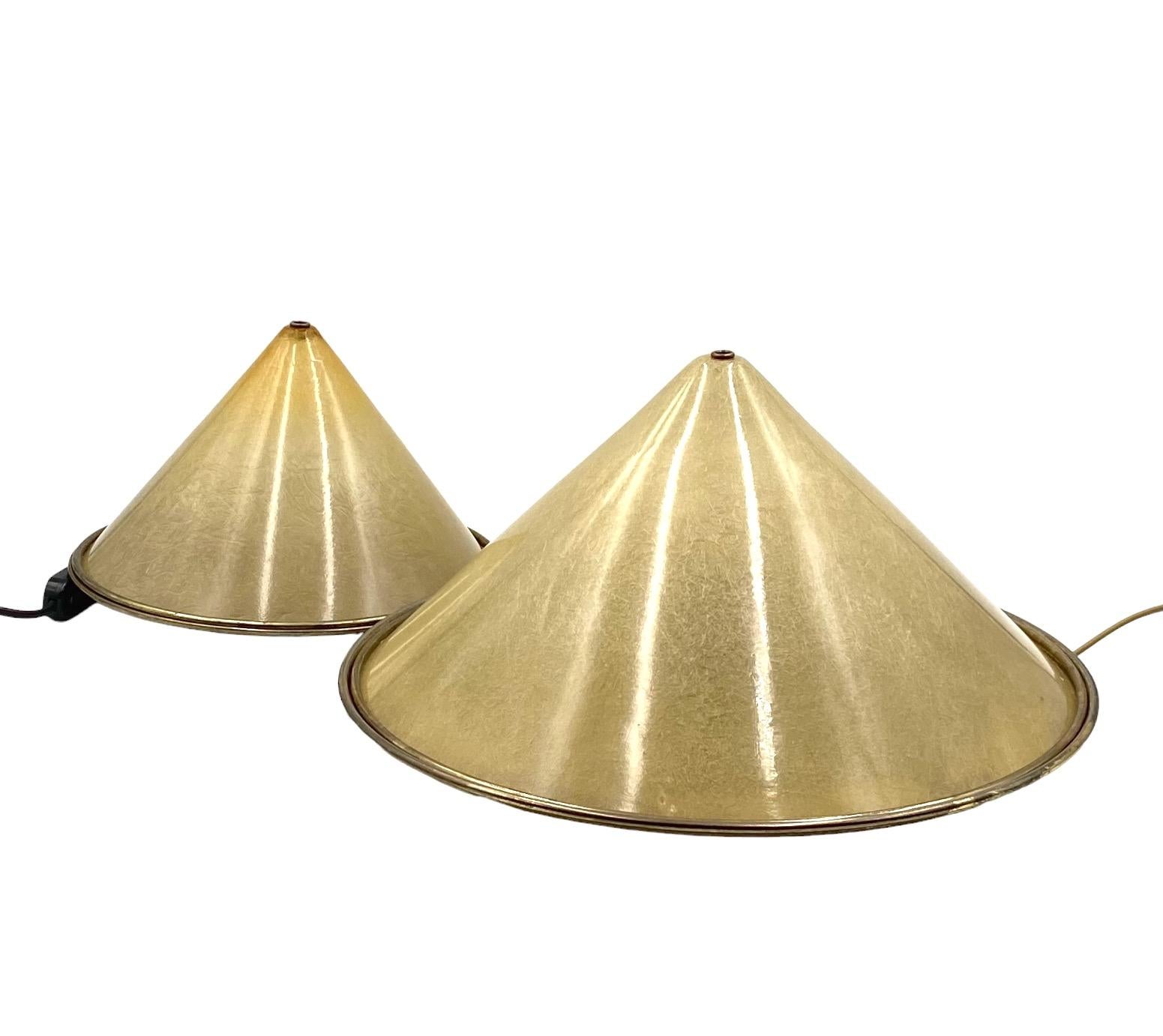 Set of 2 conic shaped fiberglass and brass table lamps, Italy 1970s For Sale 2