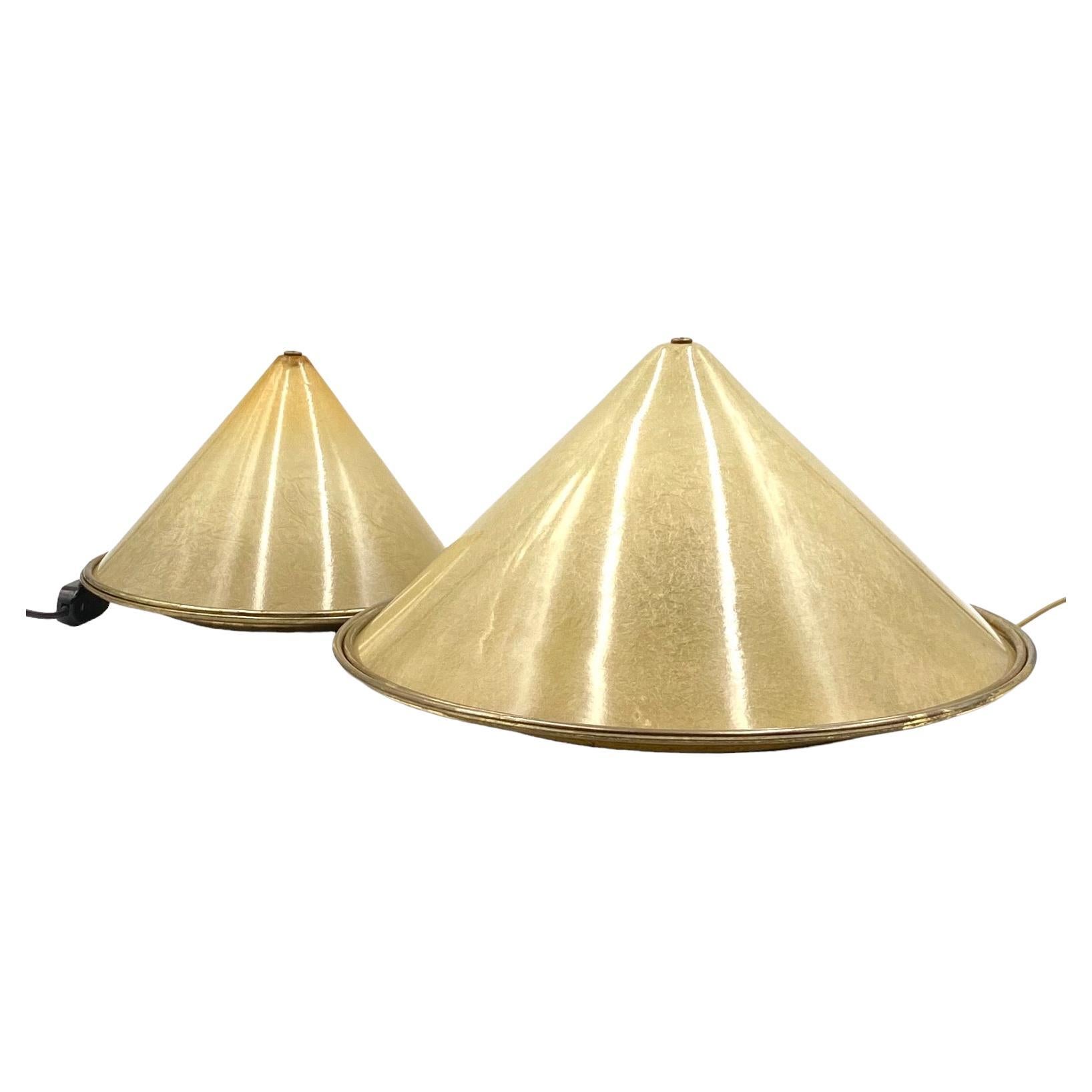 Set of 2 conic shaped fiberglass and brass table lamps, Italy 1970s For Sale