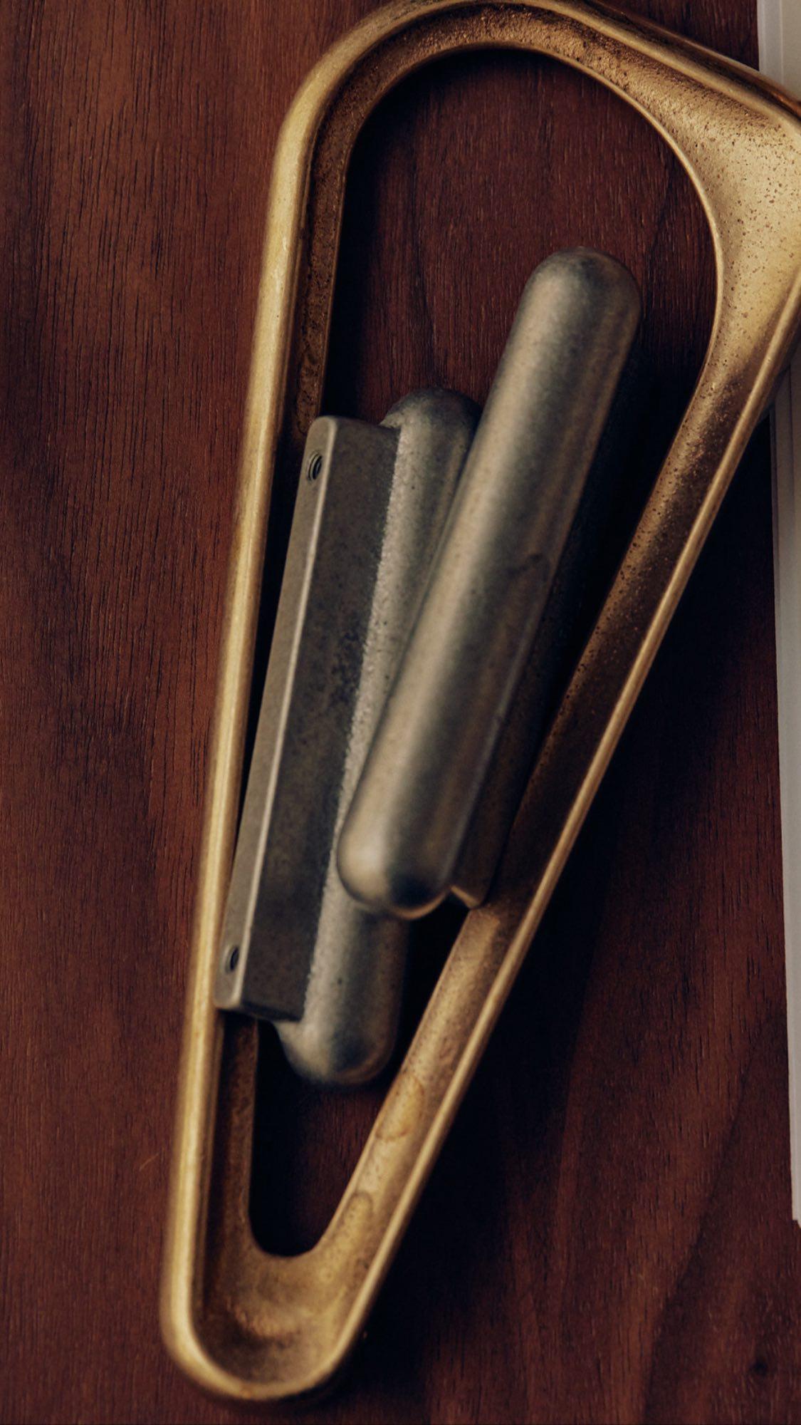 Ensemble de 2 poignées de planchas contemporaines en laiton doré par Henry Wilson en vente 2