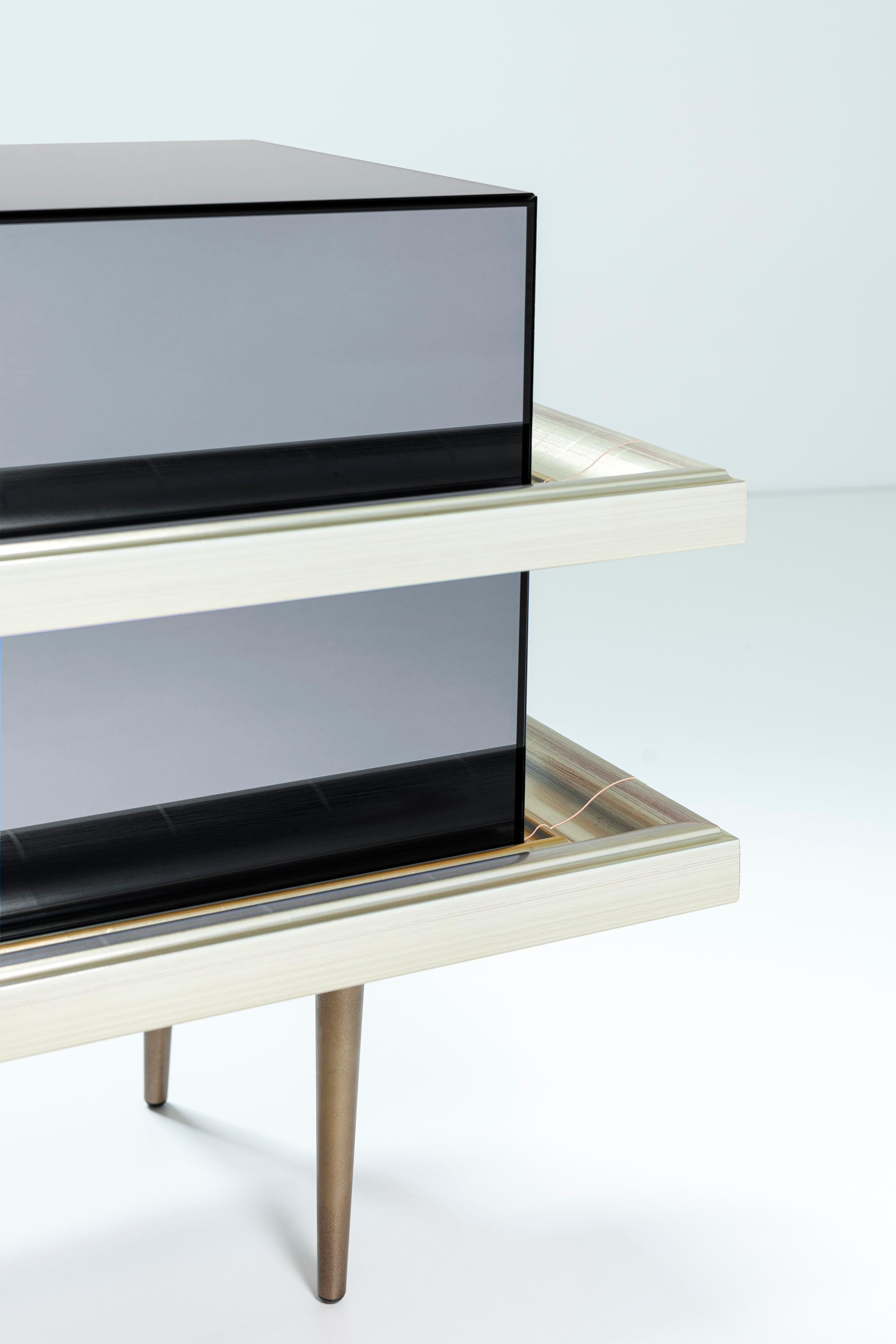 Set of 2 Contemporary Mirrored Nightstands with Champagne Moldings Handles In New Condition For Sale In Miami, FL
