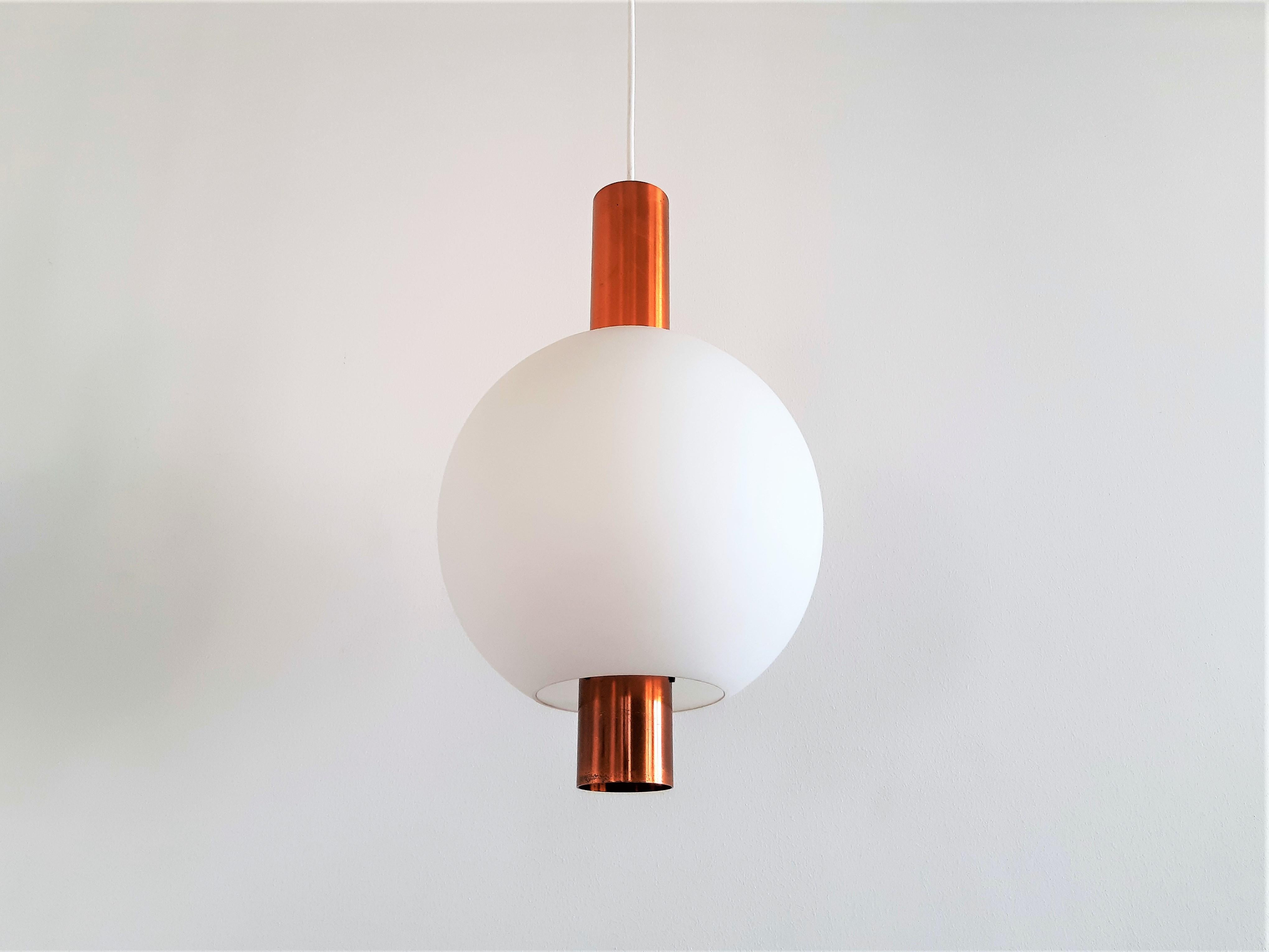 Mid-Century moderno Set di 2 lampade a sospensione in rame e vetro per Hiemsrta Evolux, anni '60 in vendita