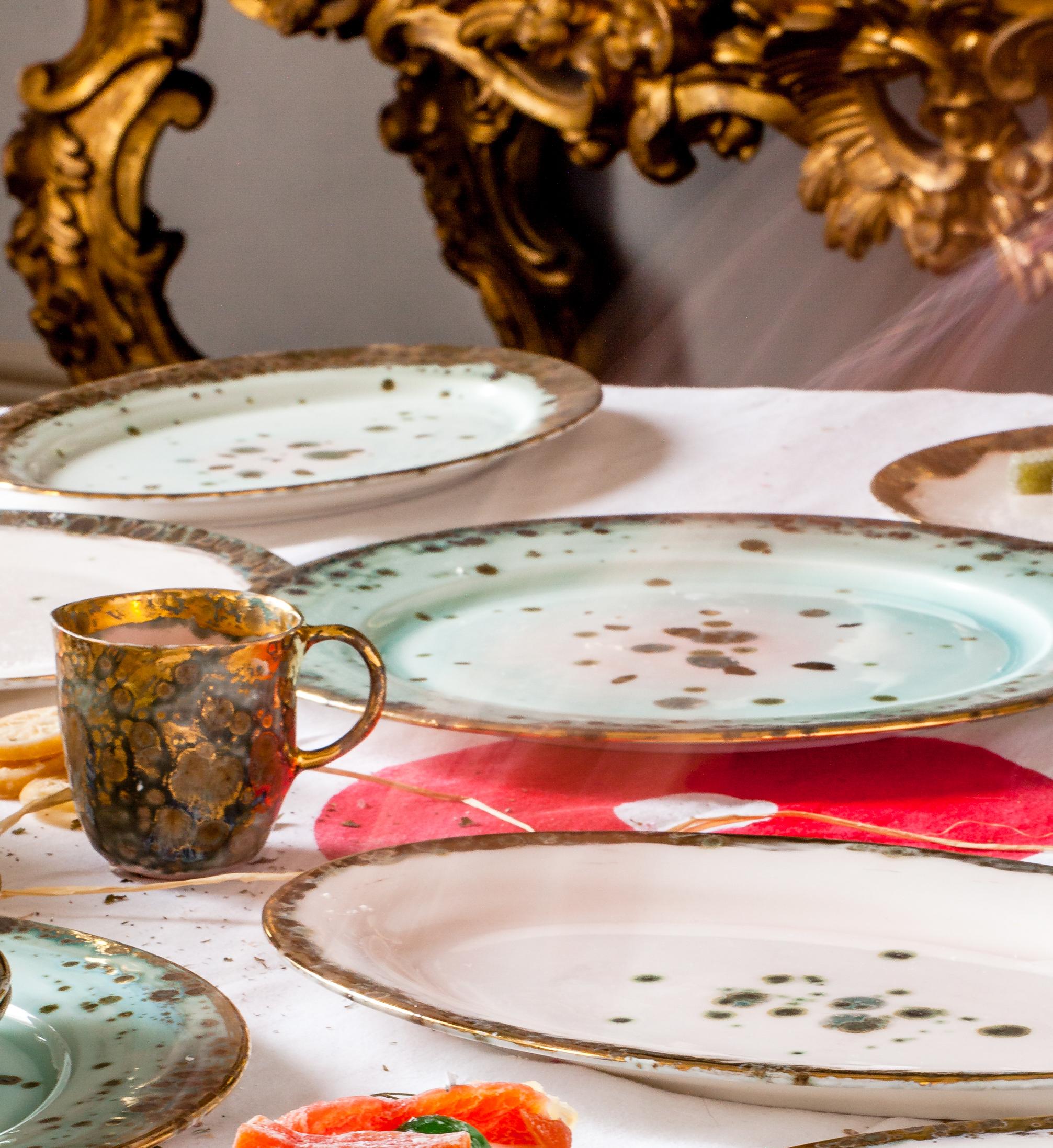 Dipinto a mano Set di 2 tazze Coralla's in oro dipinte a mano in porcellana contemporanea in vendita