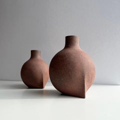 Ensemble de 2 récipients sculpturaux d'angle de Karin Amdal