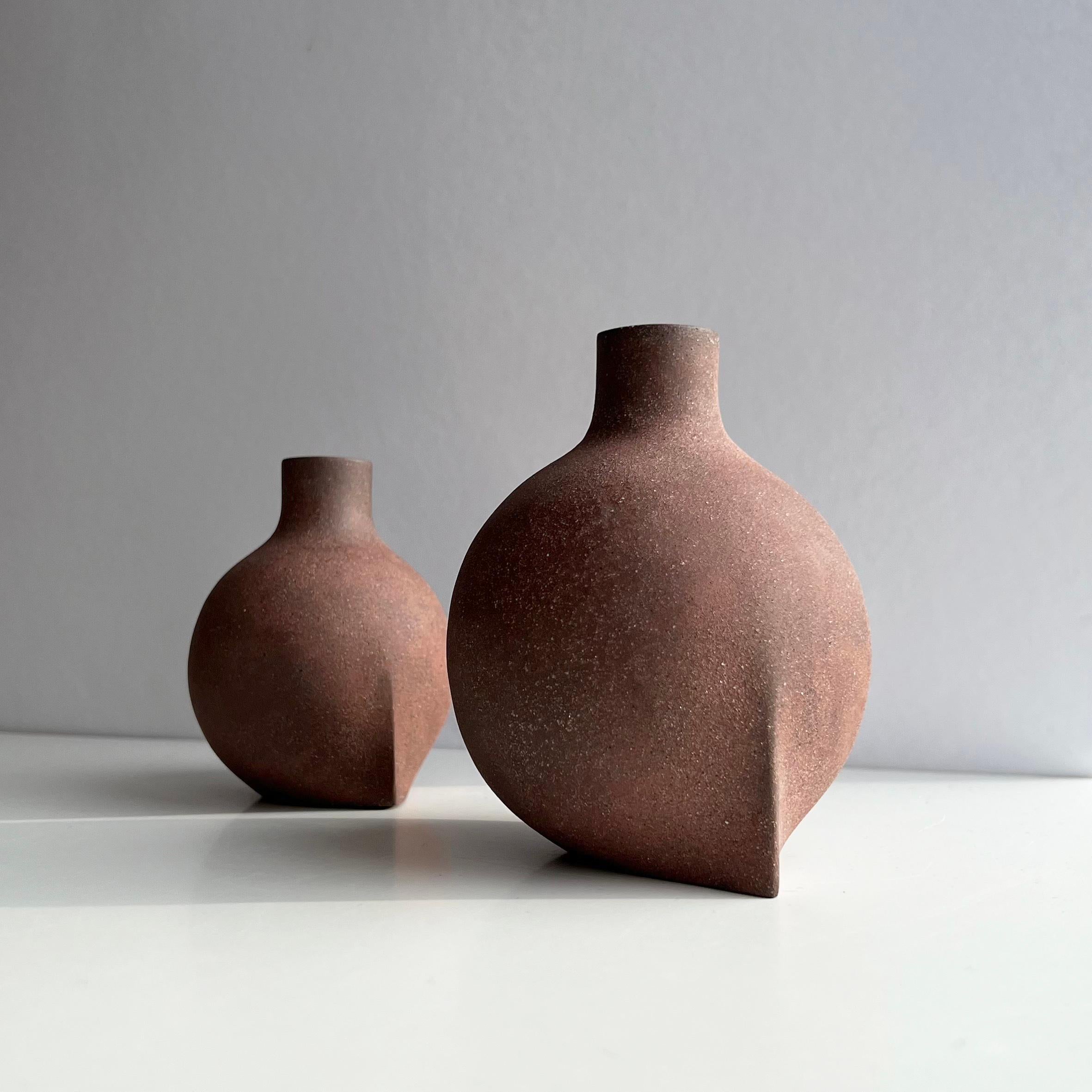 Postmoderno Set di 2 vasi scultura ad angolo di Karin Amdal in vendita