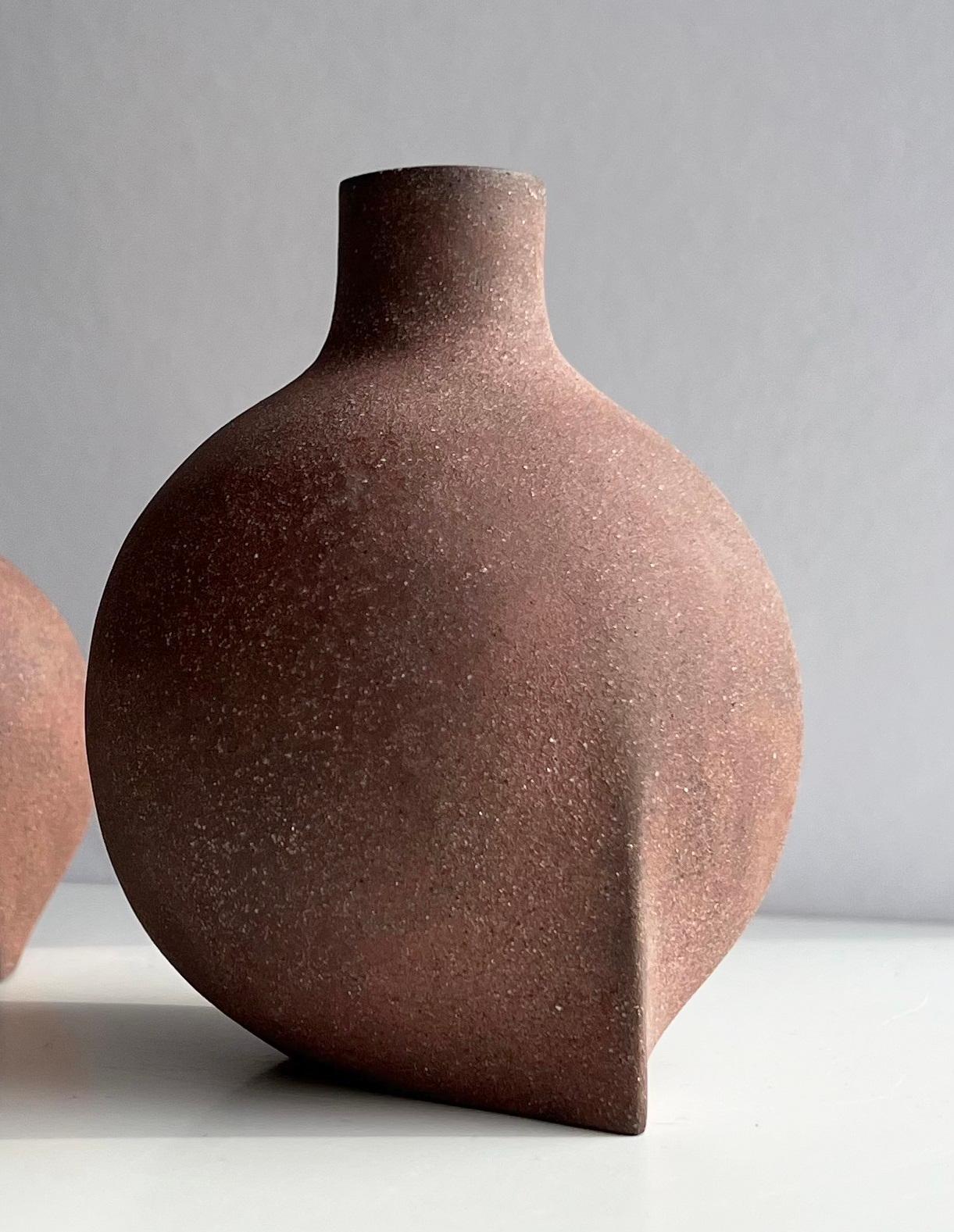Norvegese Set di 2 vasi scultura ad angolo di Karin Amdal in vendita