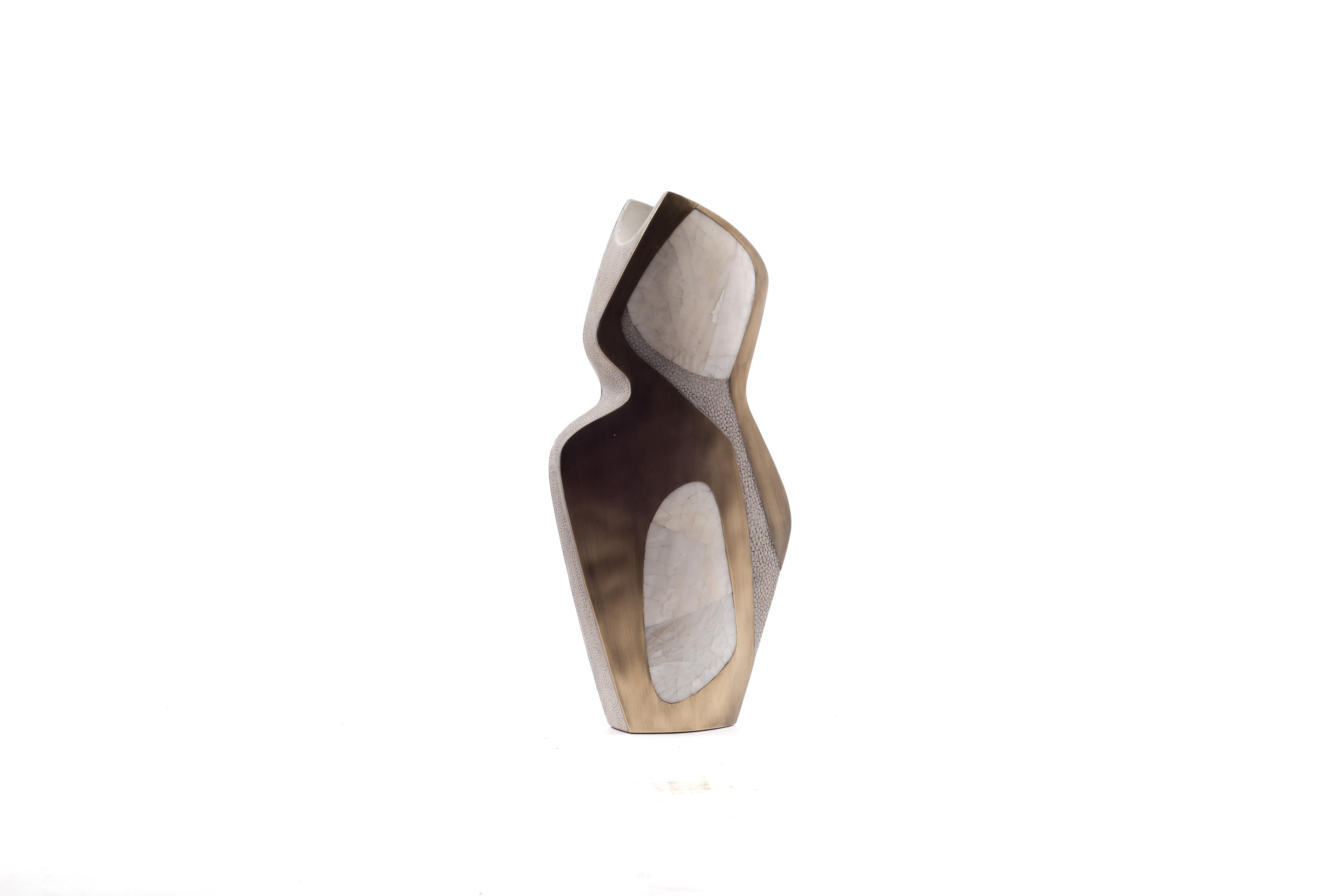 Ensemble de 2 vases Cosmos en galuchat, coquillage et laiton Bronze-Patina de R&Y Augousti en vente 2