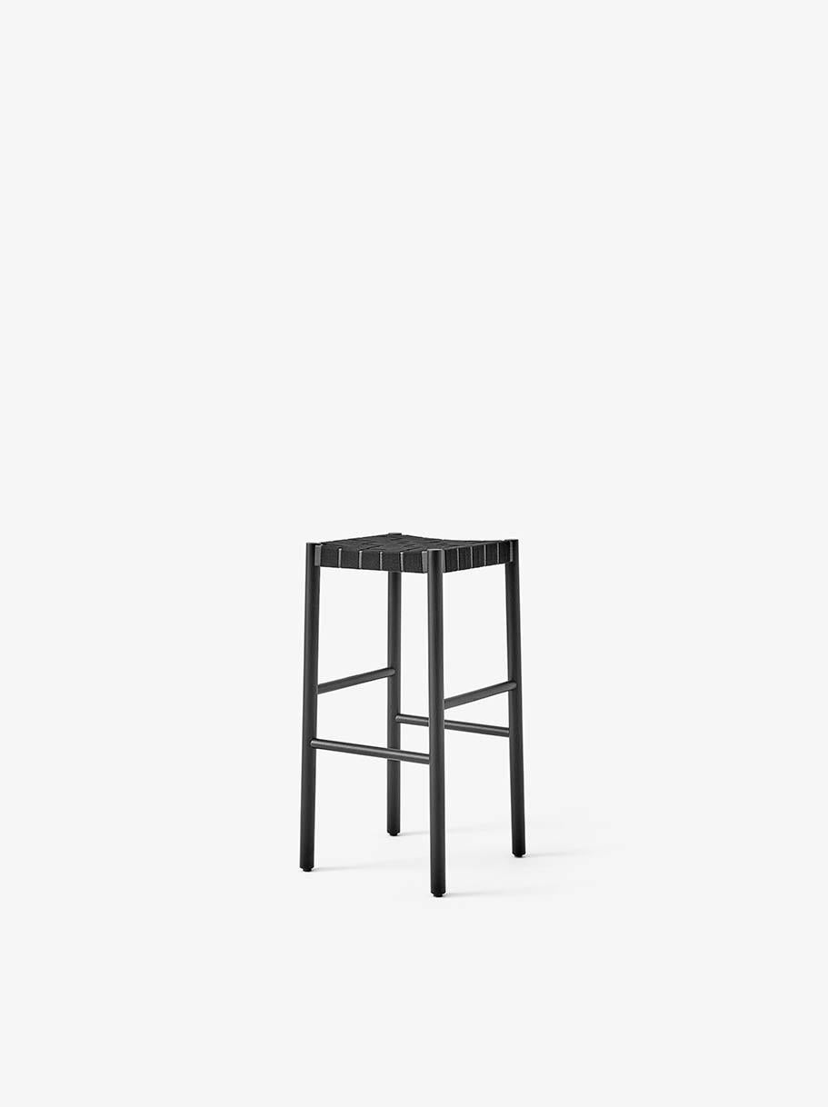 Named after the Betty Nansen theatre in Copenhagen, this stool’s sturdy frame is crafted from lacquered oak.
The webbed seat – whose straps are made from natural linen fibers and woven by hand – offers a soft, cushioned base. Betty TK8 comes in