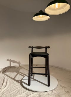 Ensemble de 2 tabourets de comptoir Uçá.Bois massif, disponible pour livraison immédiate.