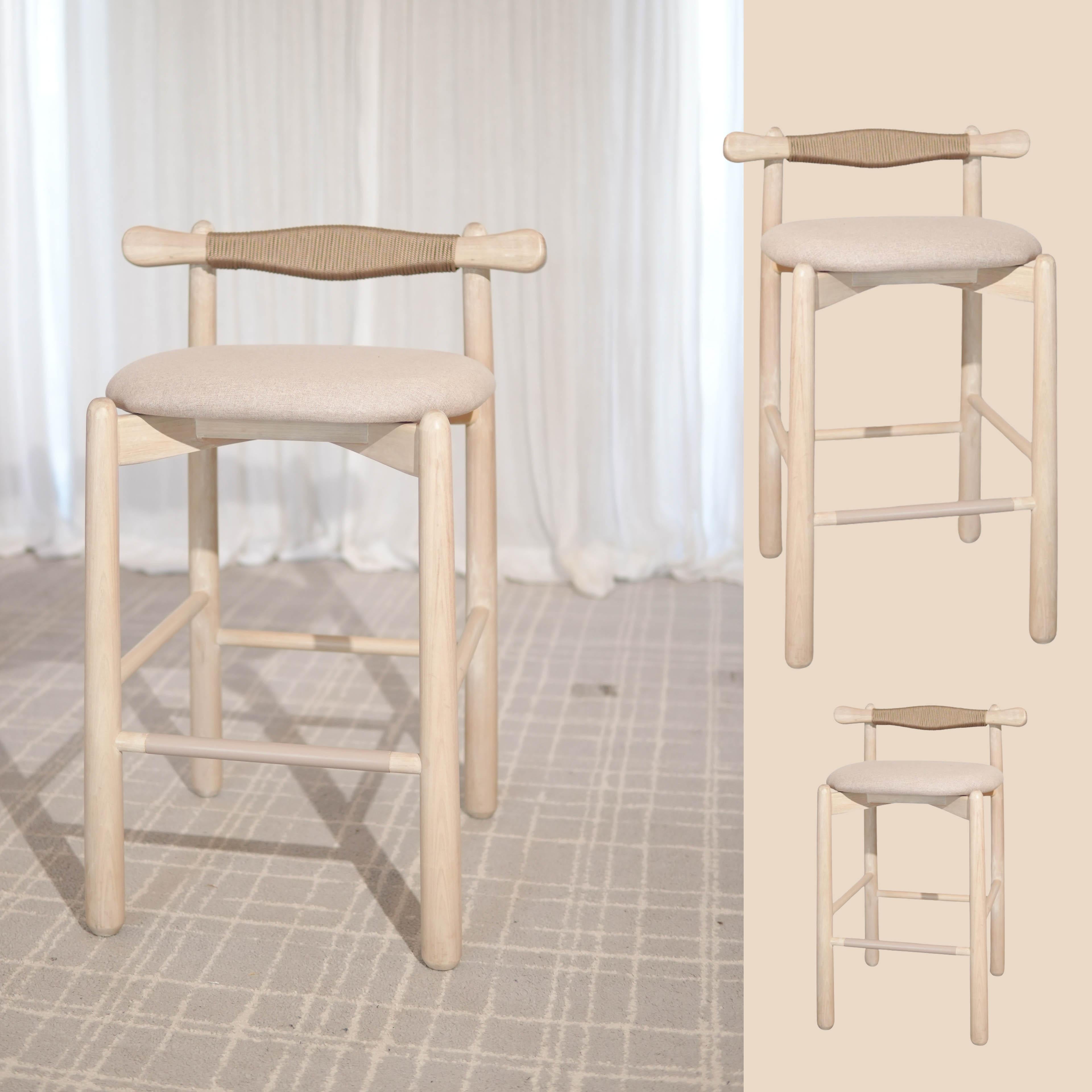 2er Set Counter Hocker Uçá.Massivholz, sofort lieferbar (Organische Moderne) im Angebot