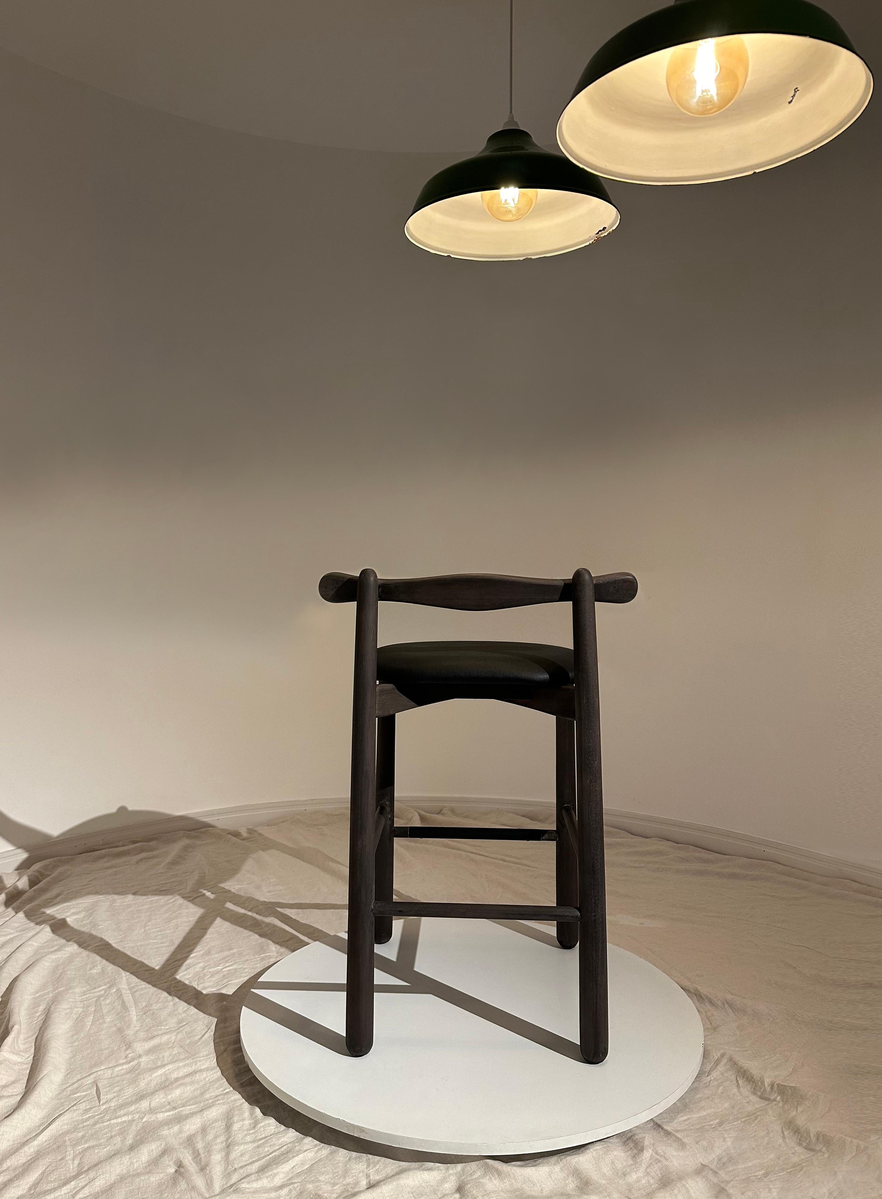 Set of 2 Counter Stools Uçá.Solid wood, available for immediate delivery In Good Condition For Sale In São Paulo, BR
