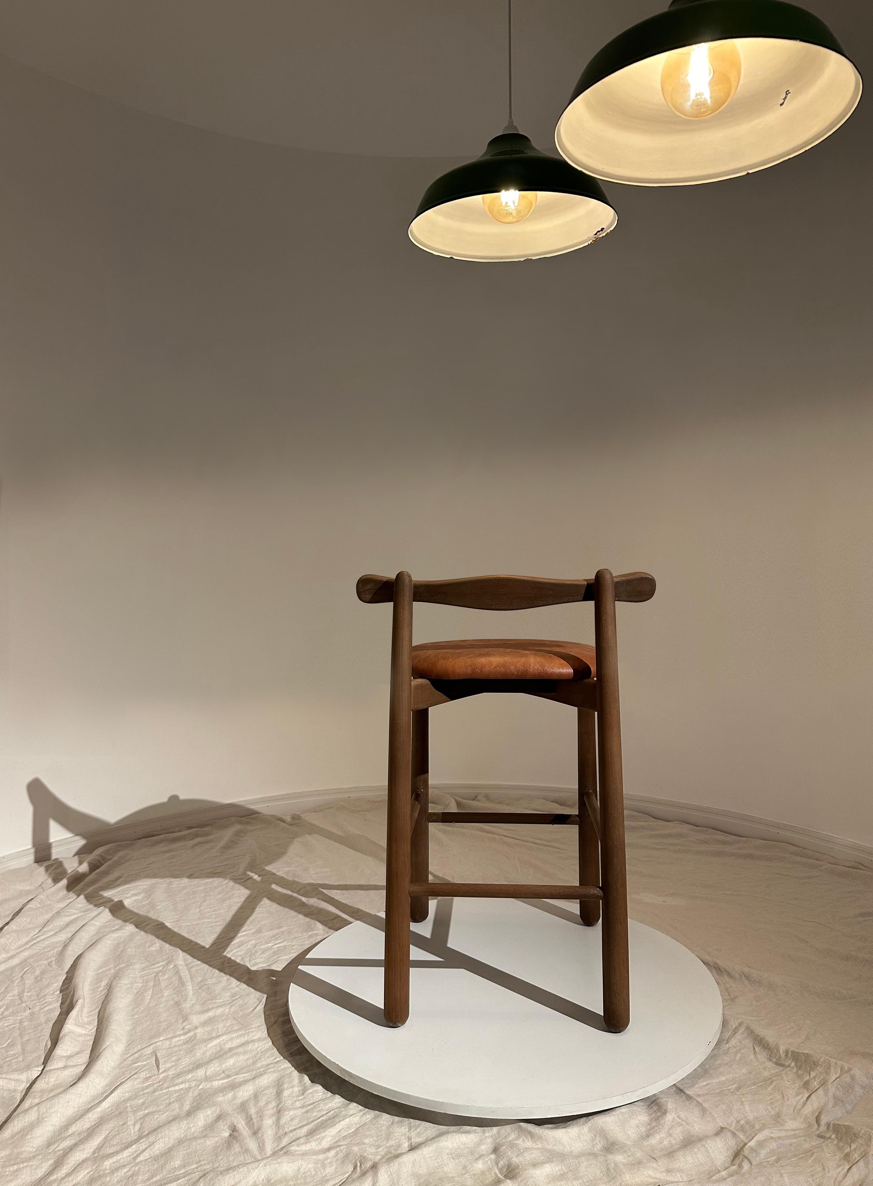 Set of 2 Counter Stools Uçá.Solid wood, available for immediate delivery In Good Condition For Sale In São Paulo, BR