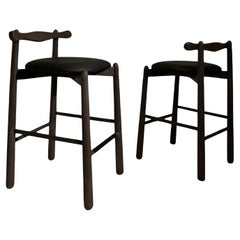 Ensemble de 2 tabourets de comptoir Uçá.Bois massif, disponible pour livraison immédiate.