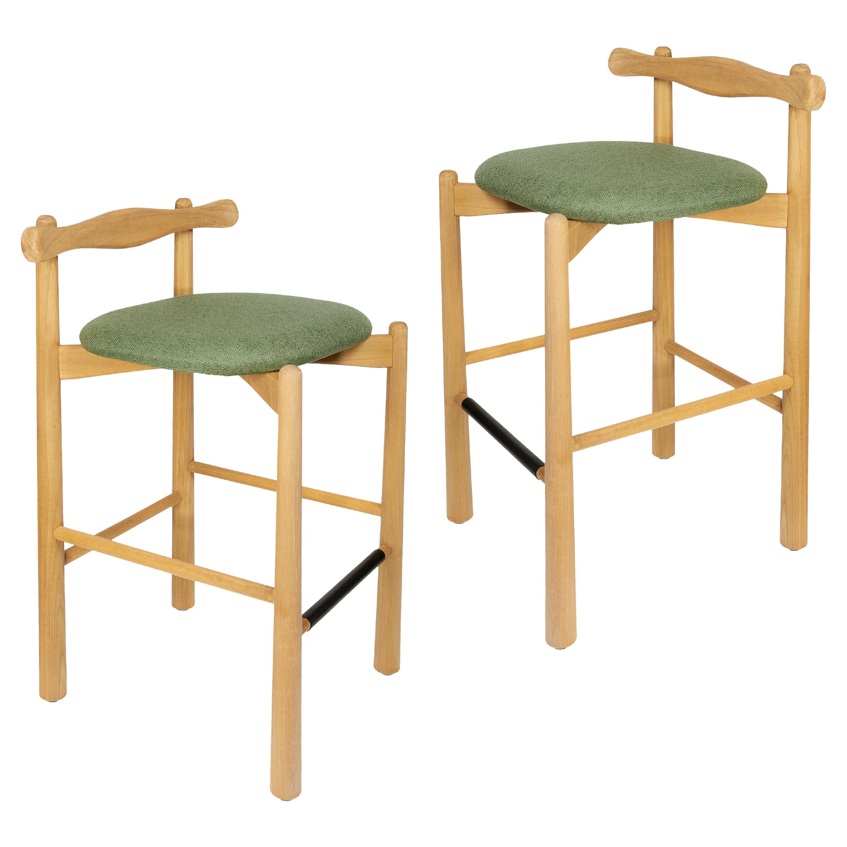 Set of 2 Counter Stools Uçá.Solid wood, upholstered seat.