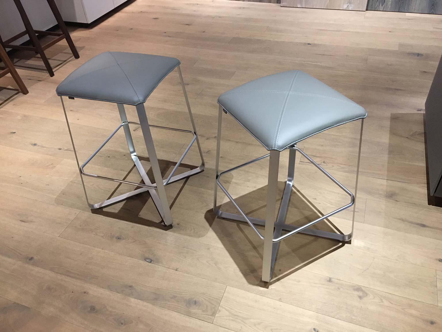 Moderne Ensemble de 2 tabourets de comptoir avec assise en cuir gris et cadre en acier plaqué chrome mat en vente
