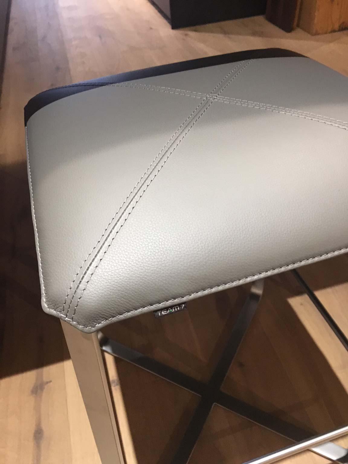 Brossé Ensemble de 2 tabourets de comptoir avec assise en cuir gris et cadre en acier plaqué chrome mat en vente