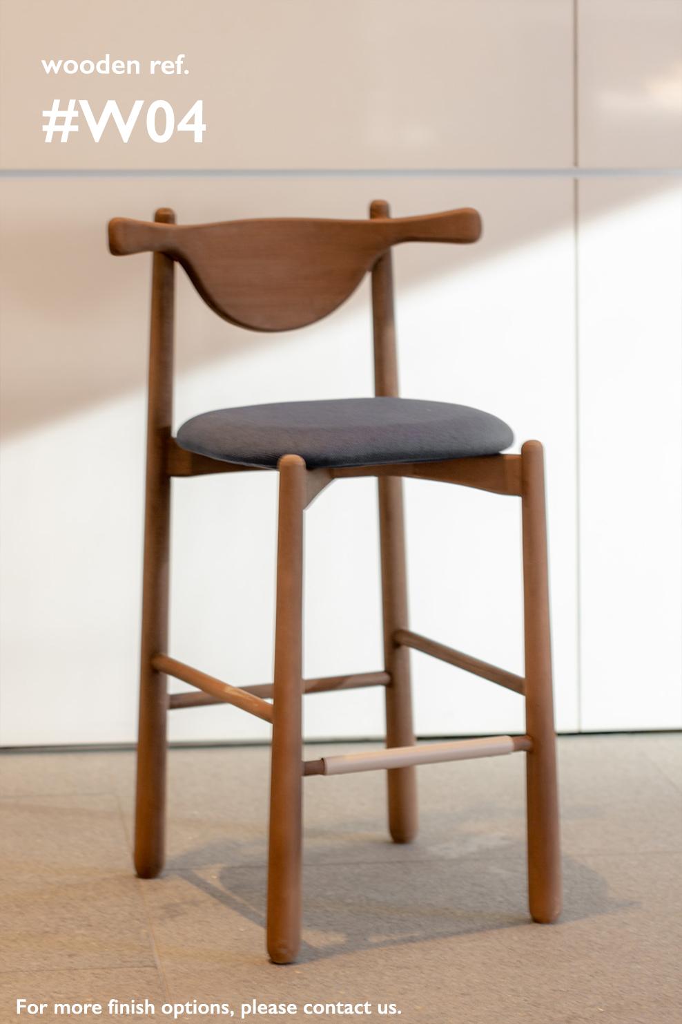 Set de 2 Taburetes de Mostrador Aratú. Madera maciza, asiento tapizado. Siglo XXI y contemporáneo en venta