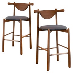 Set de 2 Taburetes de Mostrador Aratú. Madera maciza, asiento tapizado.