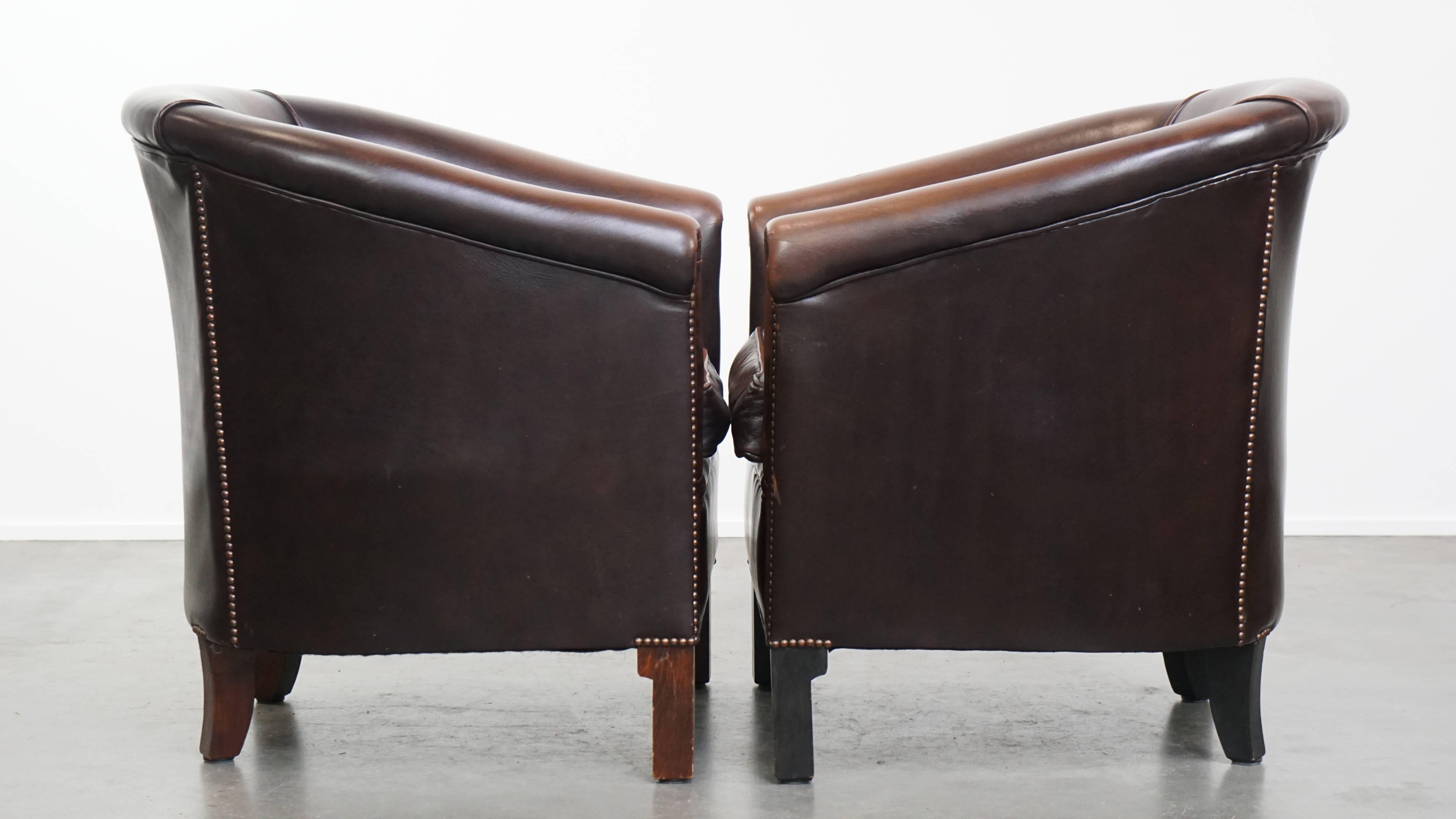 Proposé ici cet élégant et confortable ensemble de 2 fauteuils club en cuir de vachette de style anglais dans une belle couleur foncée.

Ces fauteuils club en cuir, subtils, charmants et confortables, peuvent être placés avec aisance dans presque