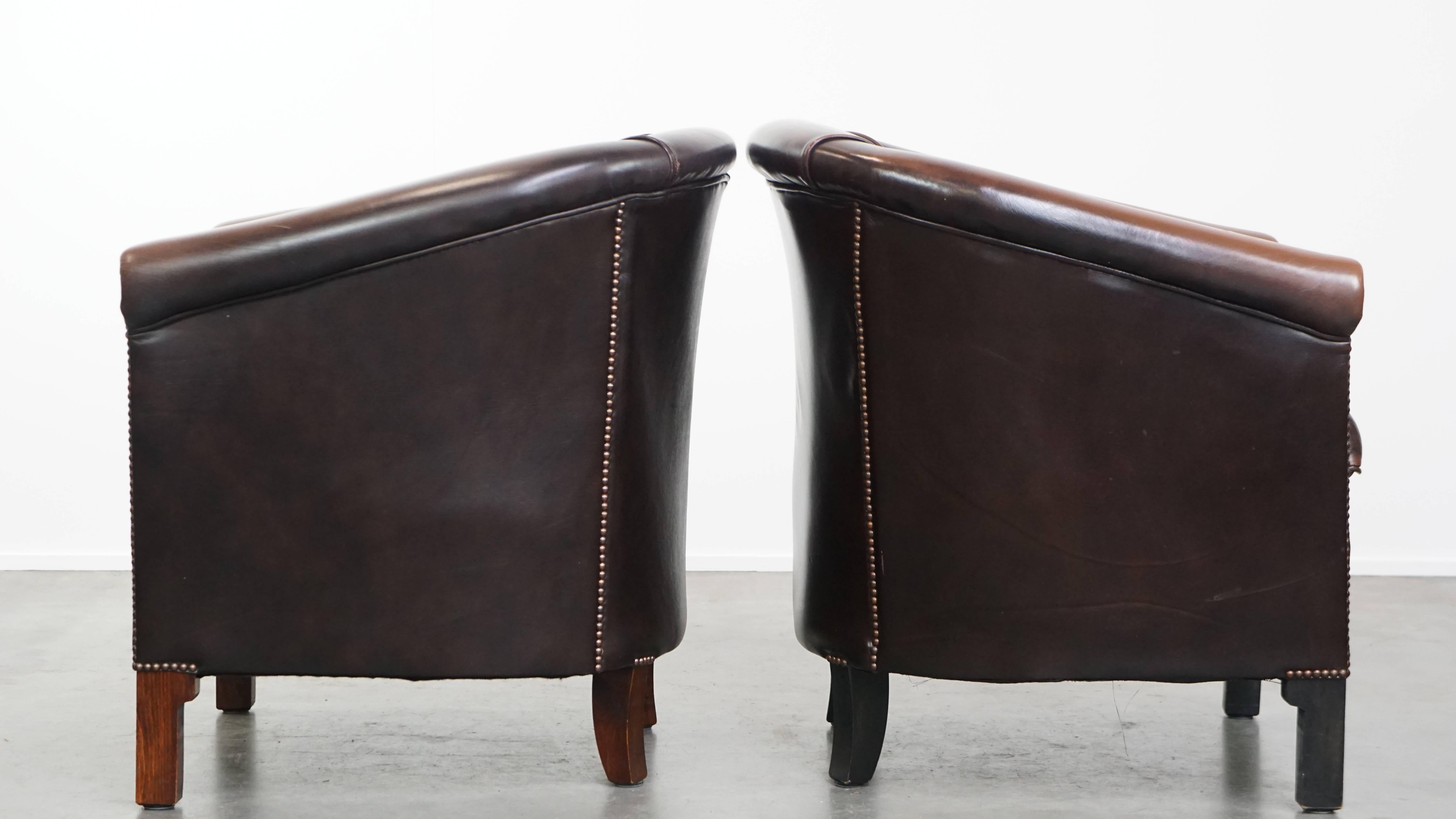 Fait main Ensemble de 2 fauteuils club en cuir de vachette de style anglais en vente