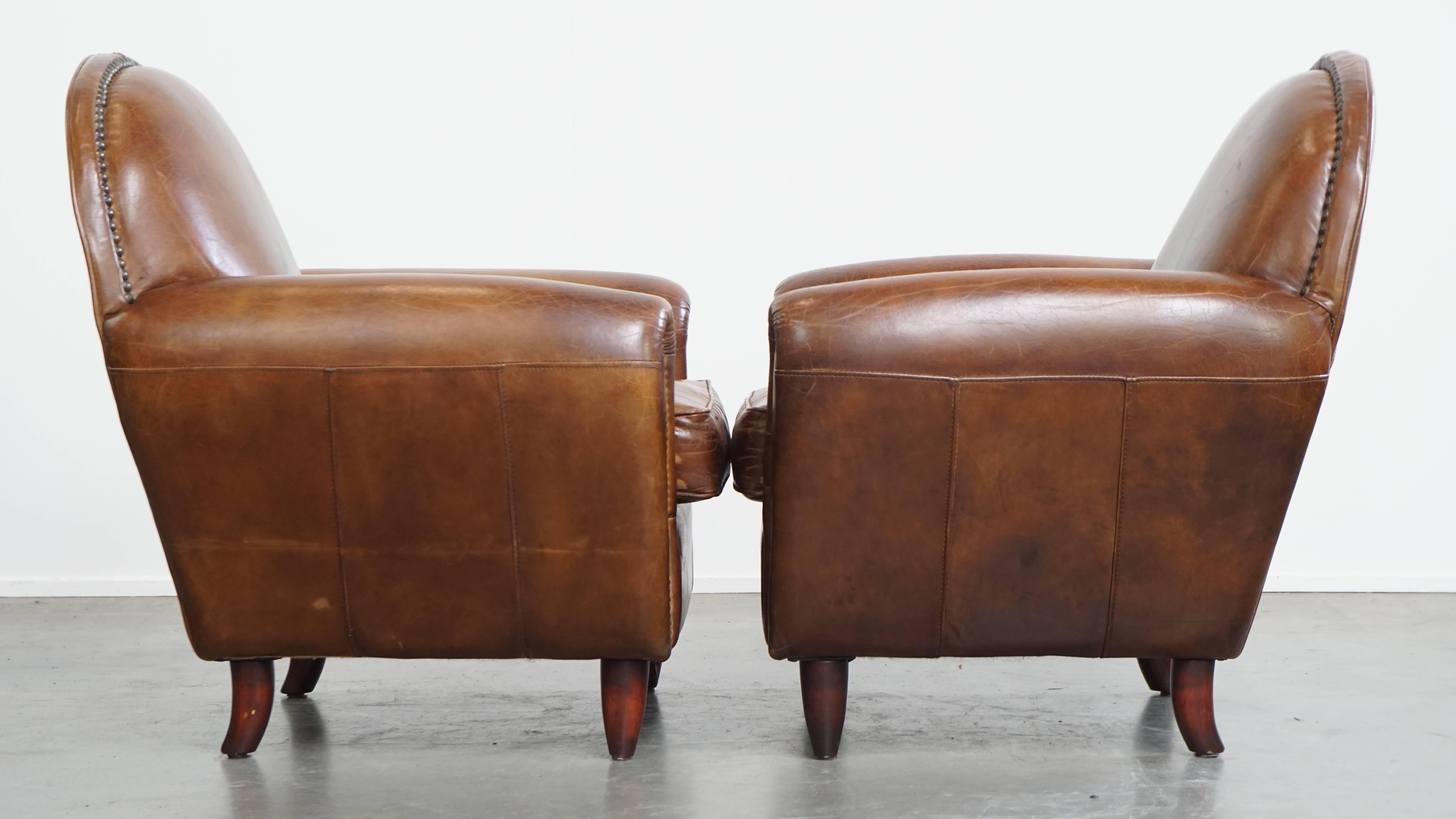 Wir bieten dieses Set aus 2 stilvollen und zeitlosen Sesseln aus Rindsleder mit schön abgerundeten Formen an.

Dieses atemberaubende Paar Sessel aus Rindsleder zeichnet sich durch elegant geschwungene Linien und raffinierte Details mit dekorativen