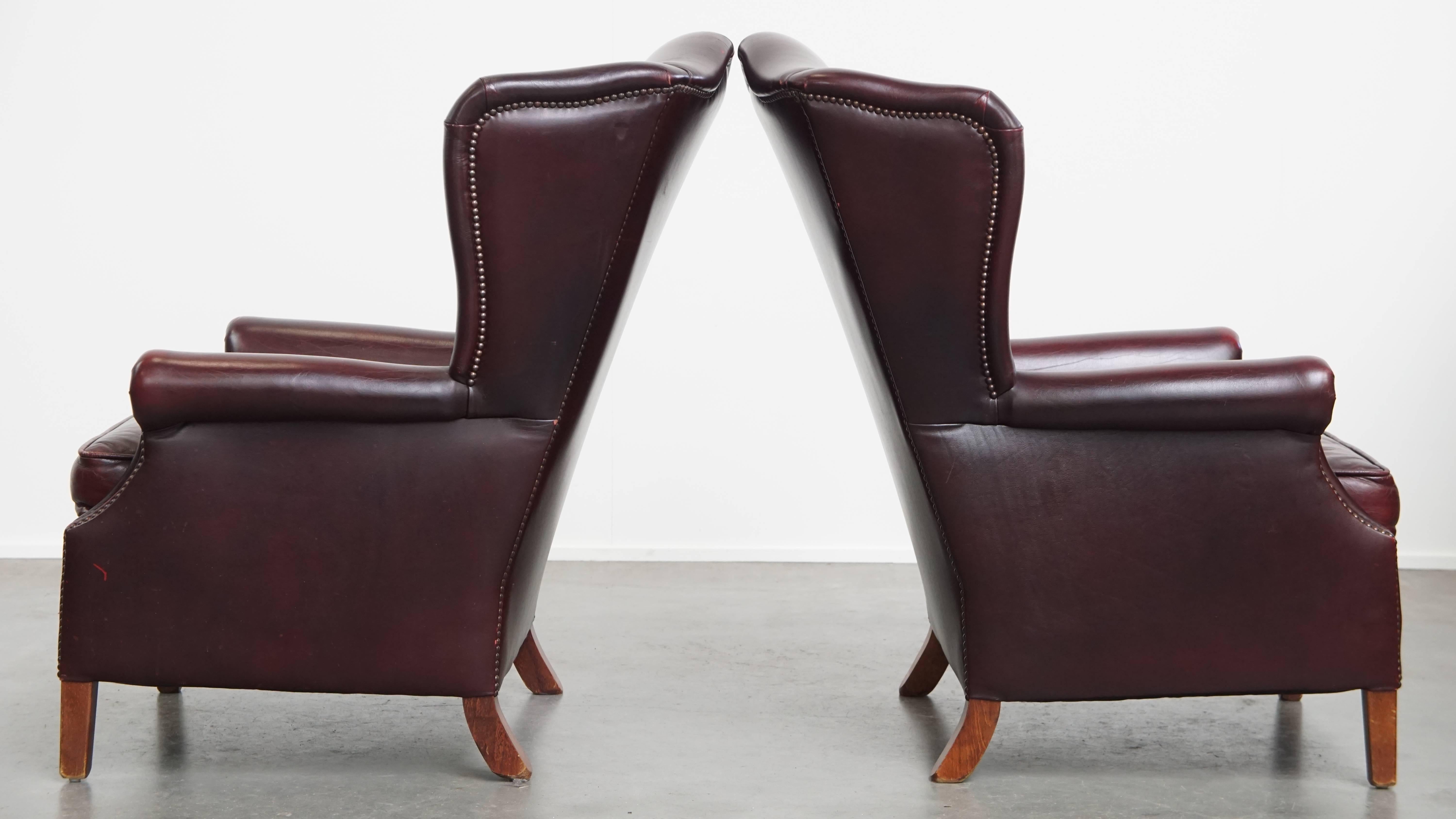Set of 2  Cowhide Leather Wingback Chairs in English Style In Good Condition For Sale In Harderwijk, NL
