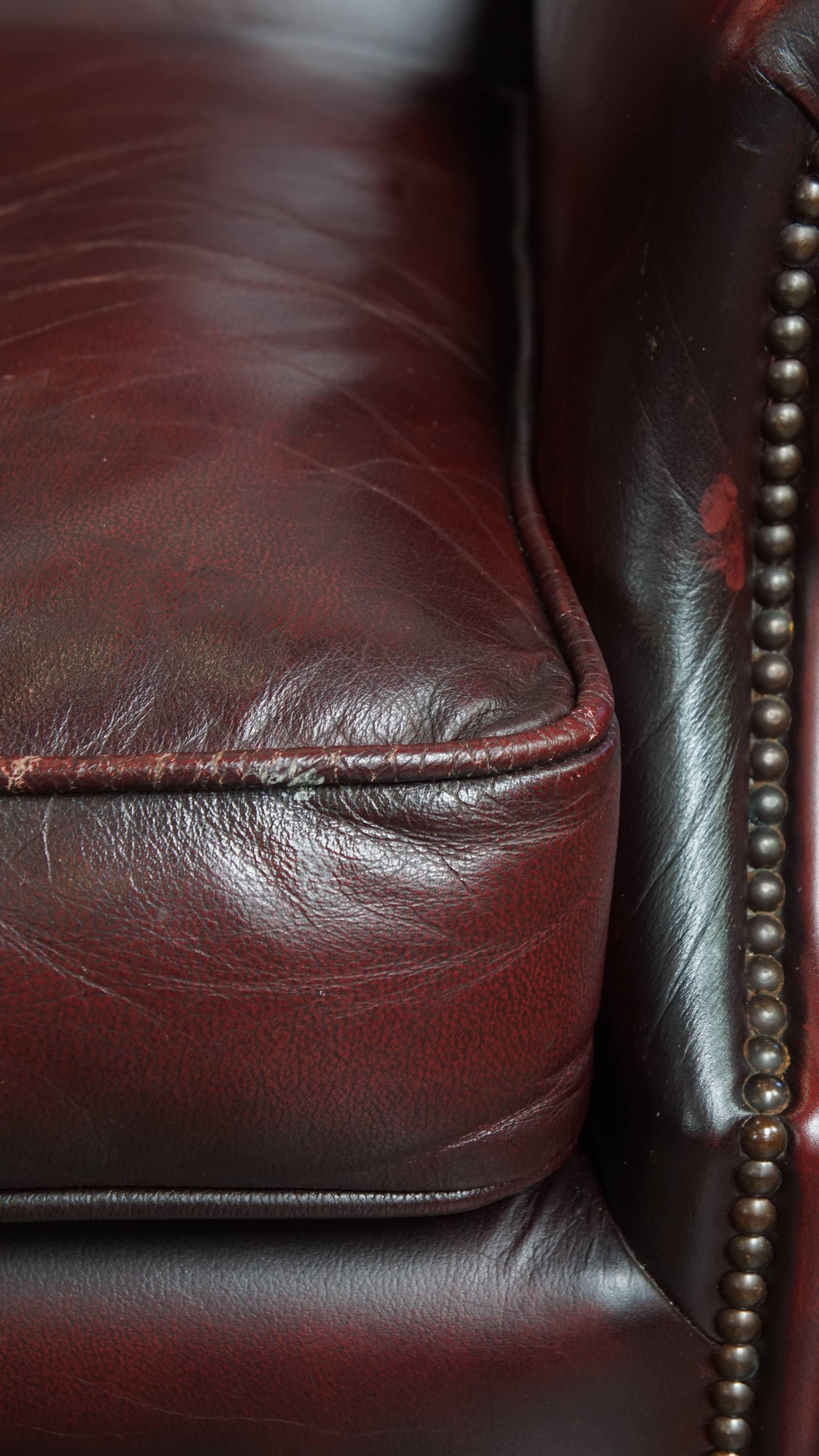 Set aus 2 Cowhide Leather Wingback Chairs + Ottoman im englischen Stil im Angebot 9