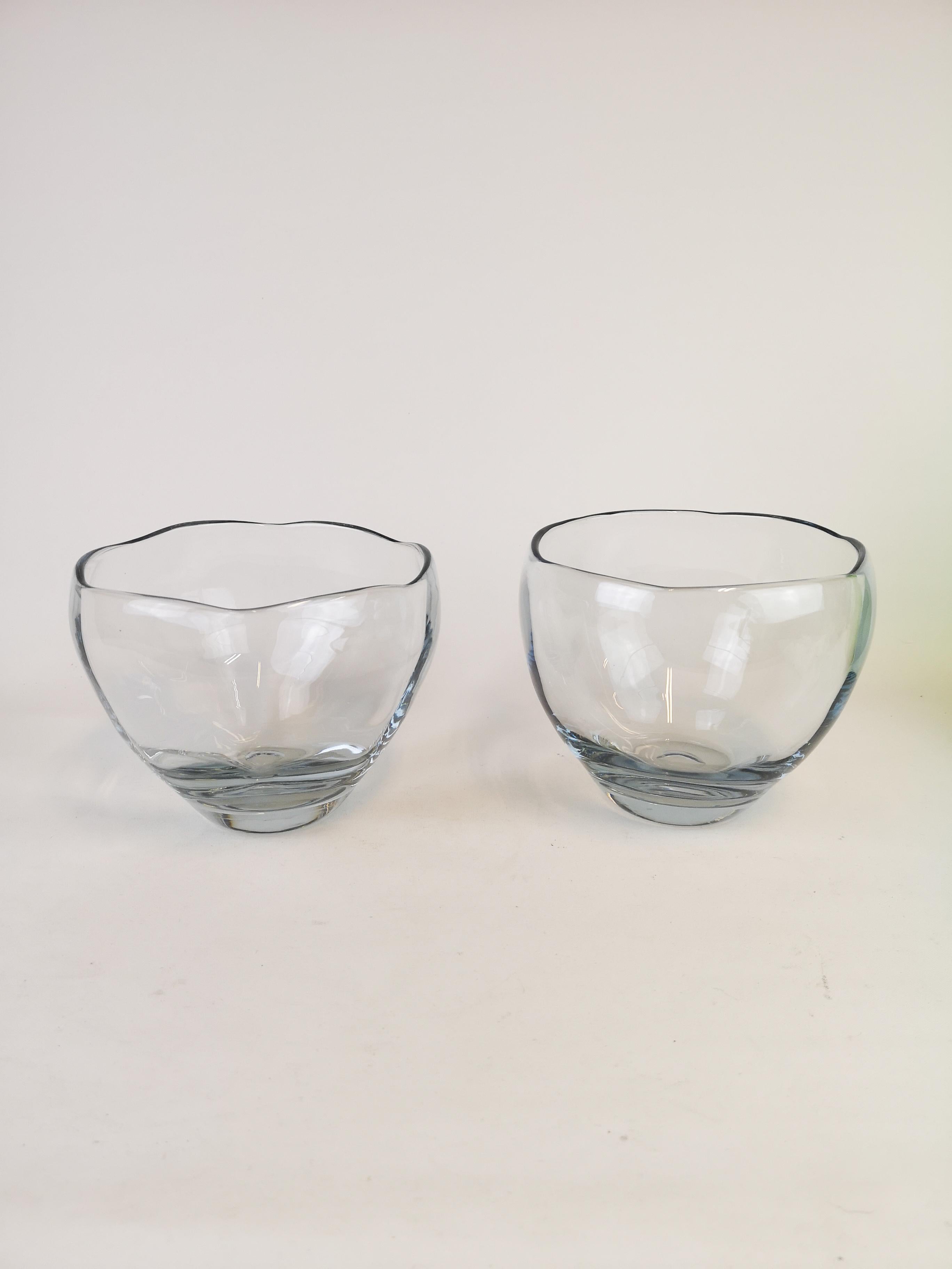 Ensemble de 2 bols en cristal de couleur bleu clair. Fabriqué dans les années 1950 à Strömbergshyttan et conçu par Asta Strömberg.

Bon état.

Mesures : H 16, D 18 cm.
 