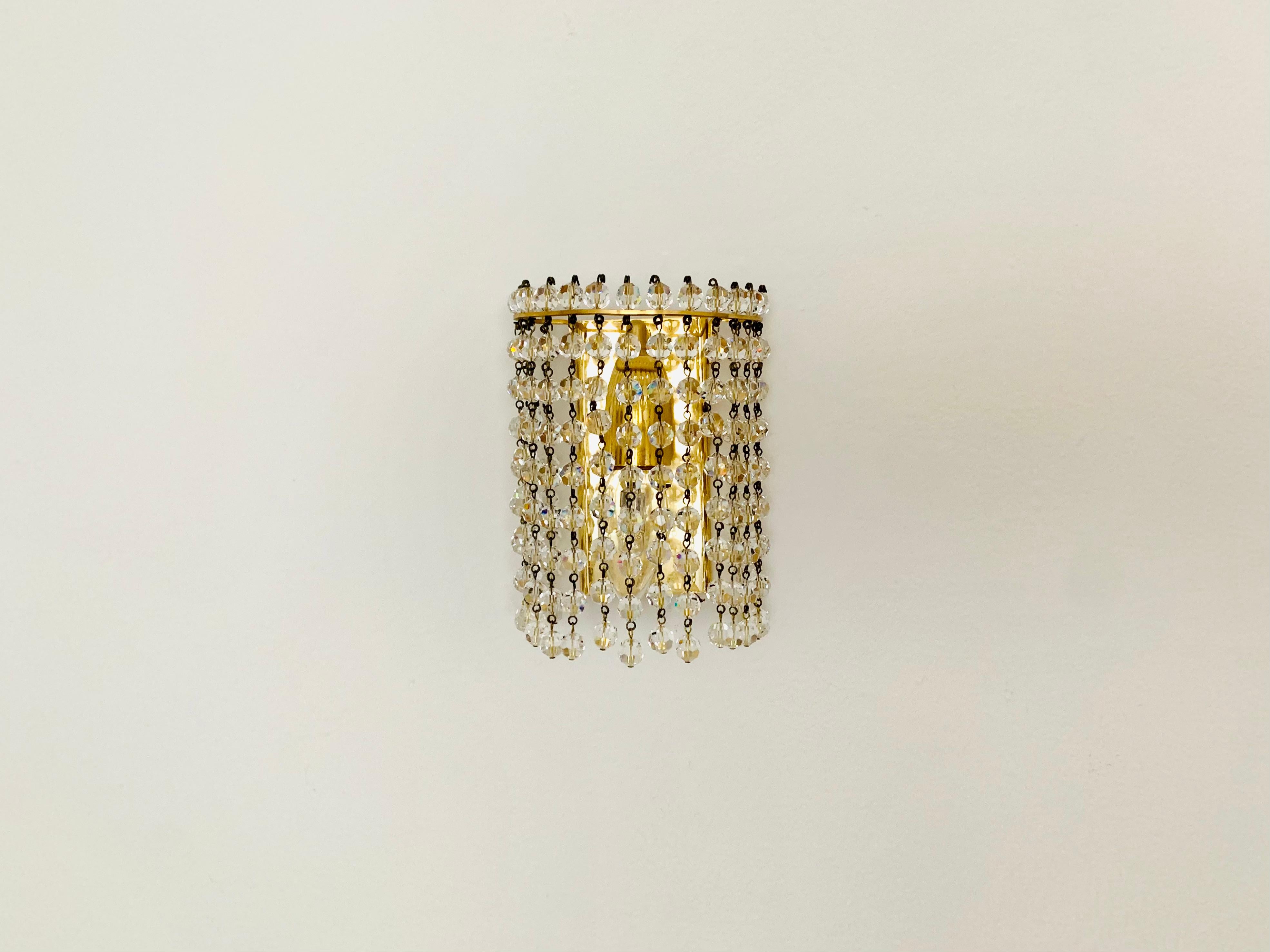 Lámparas de pared muy bonitas y raras de los años 1960.
Efecto luminoso muy agradable gracias al cristal, que difunde un elegante y chispeante juego de luces en la habitación.
Un diseño fascinantemente bello y una elaboración de alta