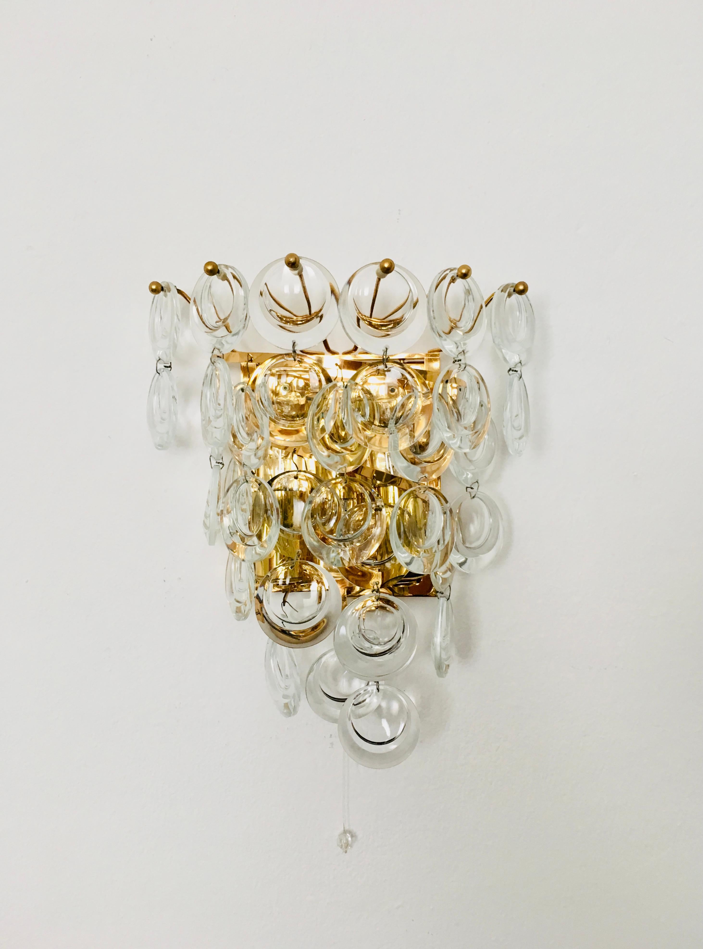 Lámparas de pared muy bonitas y raras de los años 1960.
Efecto luminoso muy agradable gracias al cristal, que difunde un elegante y chispeante juego de luces en la habitación.

Fabricante: Palwa

Estado:

Muy buen estado vintage con ligeros signos