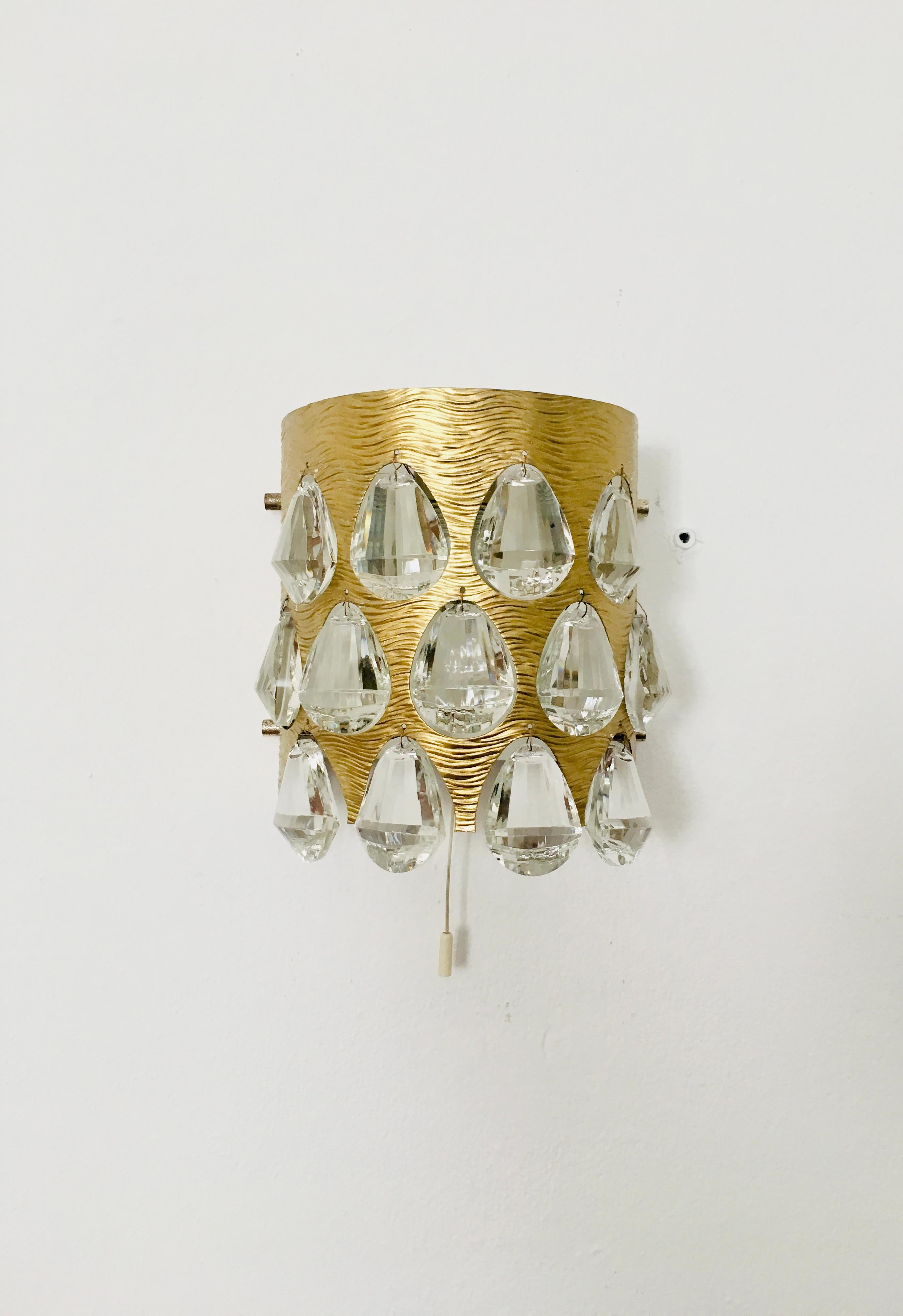 Hollywood Regency Set di 2 lampade da parete in cristallo di Palwa in vendita