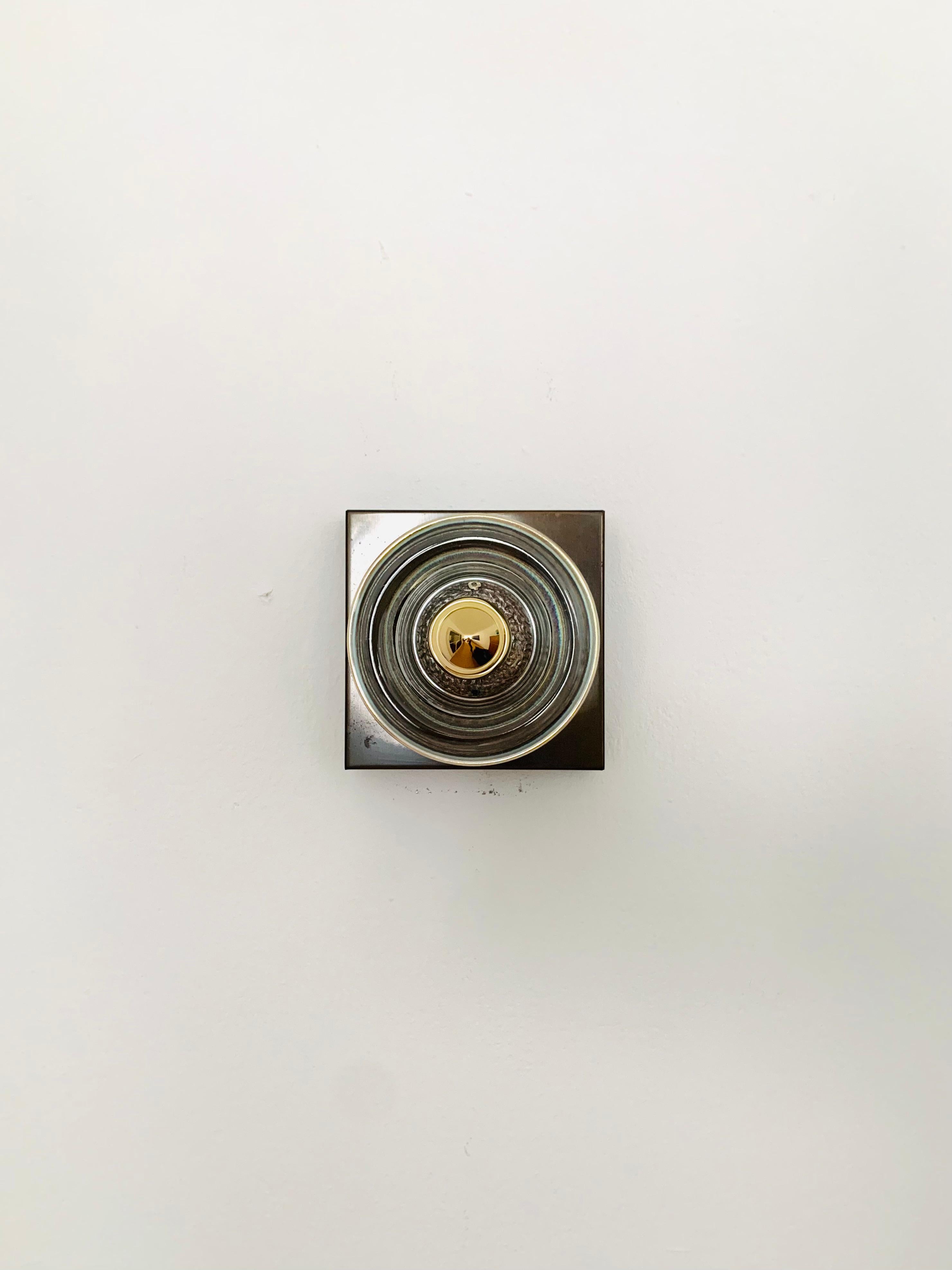 Wunderschöne Wand- oder Deckenlampen aus den 1960er Jahren.
Sehr hochwertige und solide Verarbeitung.
Eine Bereicherung für jedes Haus.
Das Design der Gläser erzeugt ein aufregendes, feuriges Lichtspiel.

Hersteller: Gebrüder