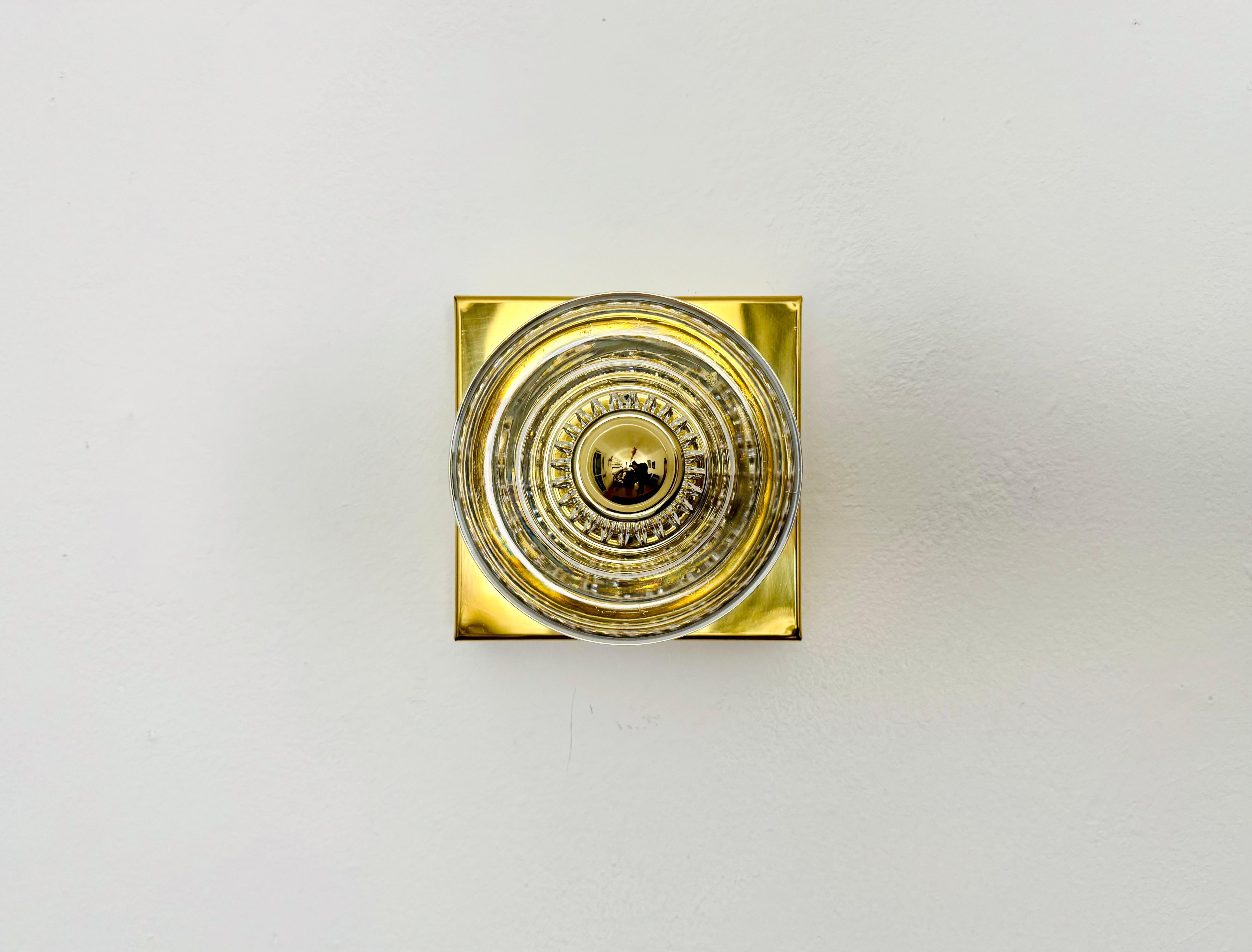 Maravillosas lámparas de pared o de techo de los años 60.
Muy alta calidad y sólida fabricación.
Un activo para cualquier hogar.
El diseño de las gafas crea un apasionante juego de luces.

Fabricante: Gebrüder Cosack

Estado:

Muy buen estado