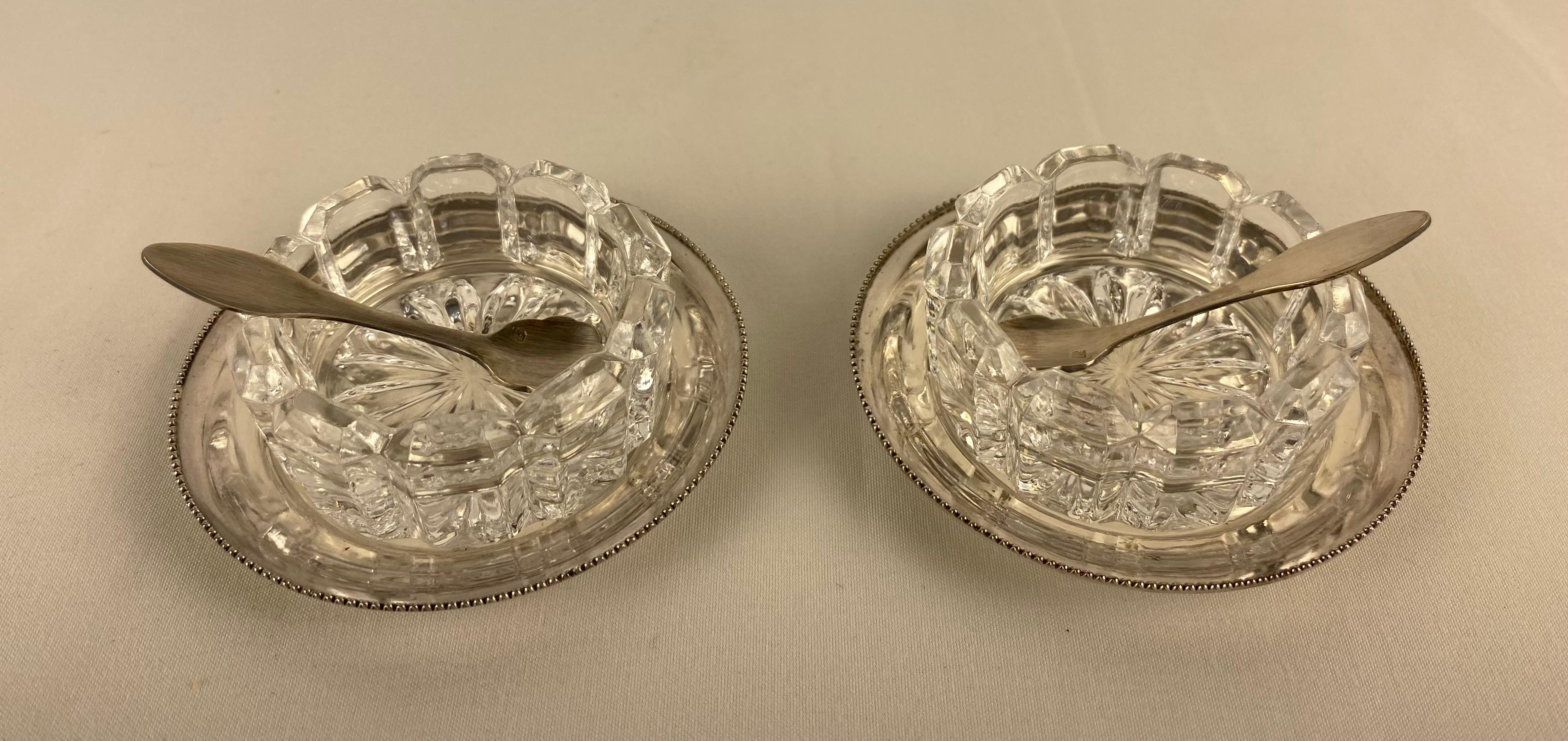 2er-Set Salz- und Pfefferstreuer oder Kaviar-Servierplatten aus Kristall von Saglier France (20. Jahrhundert) im Angebot