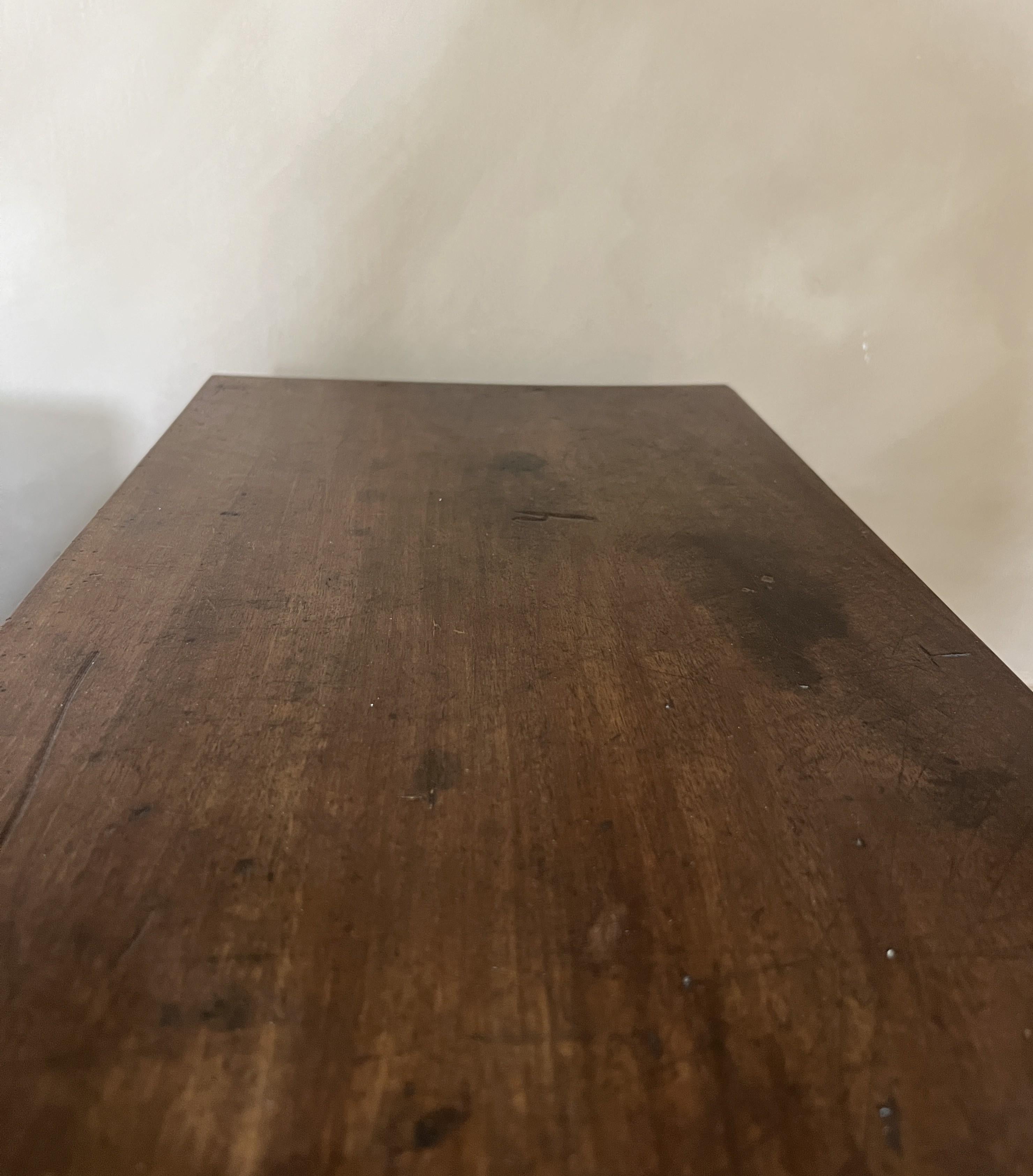 2er-Set CUBE Nachttische aus aufgearbeitetem Nussbaumholz aus dem 18. im Angebot 4