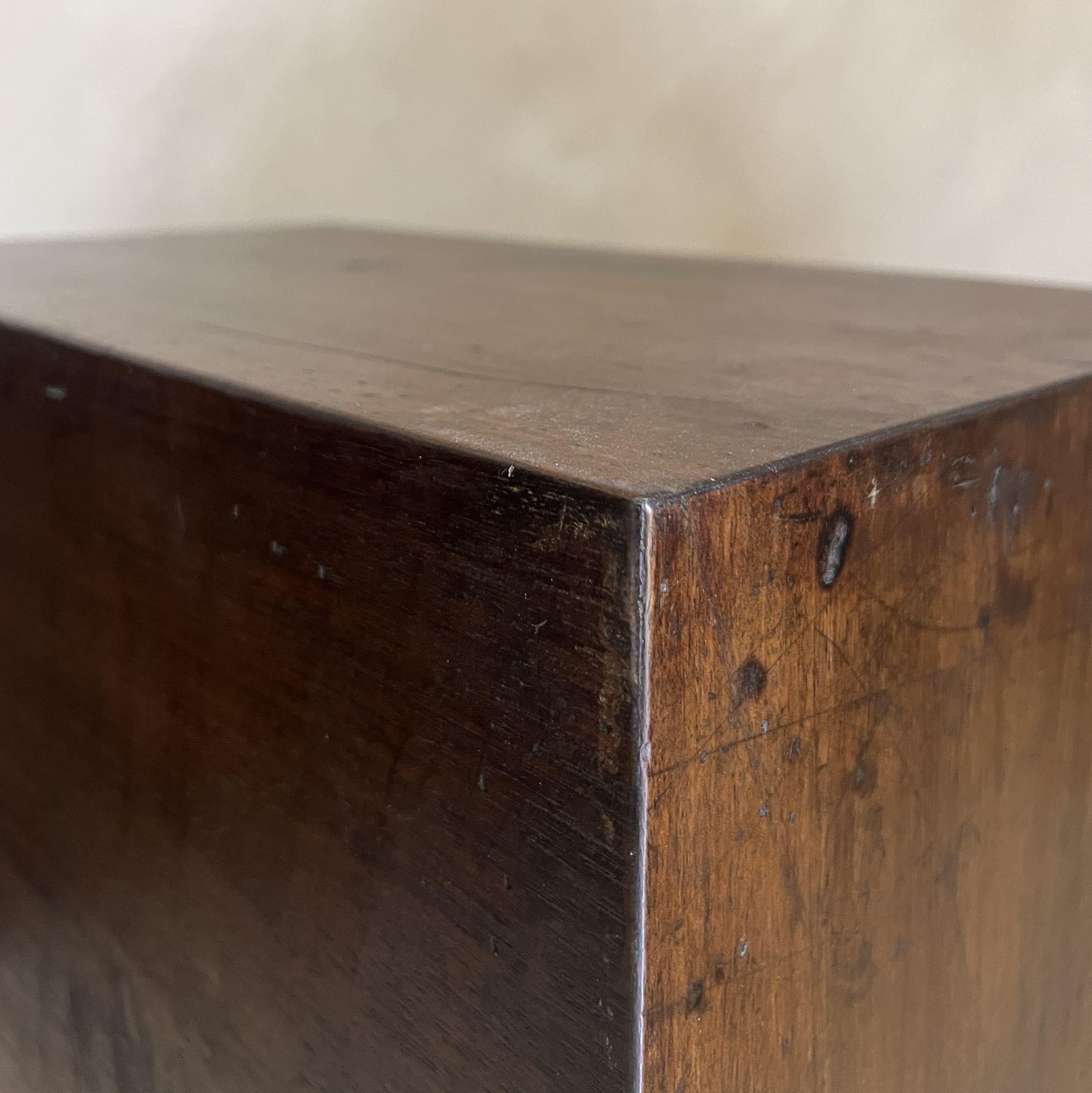 2er-Set CUBE Nachttische aus aufgearbeitetem Nussbaumholz aus dem 18. im Angebot 9