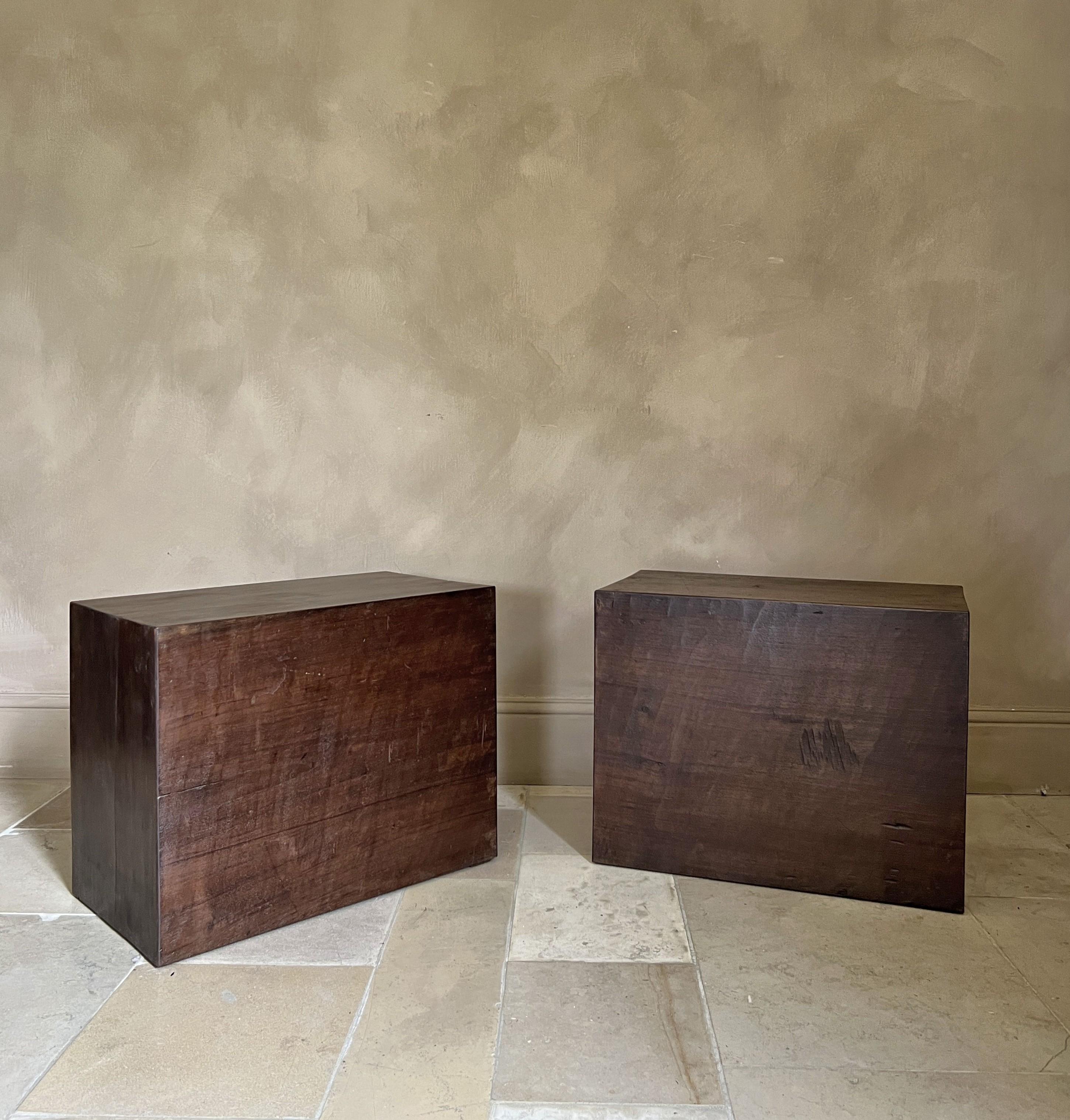 Ein Set unserer CUBES, die in unserer Werkstatt aus aufgearbeitetem italienischem Nussbaum aus dem 18. Schöne Farbe und Patina, schöne Proportionen und sehr praktisch als Beistelltisch, Nachttisch und Beistellhocker zu verwenden.