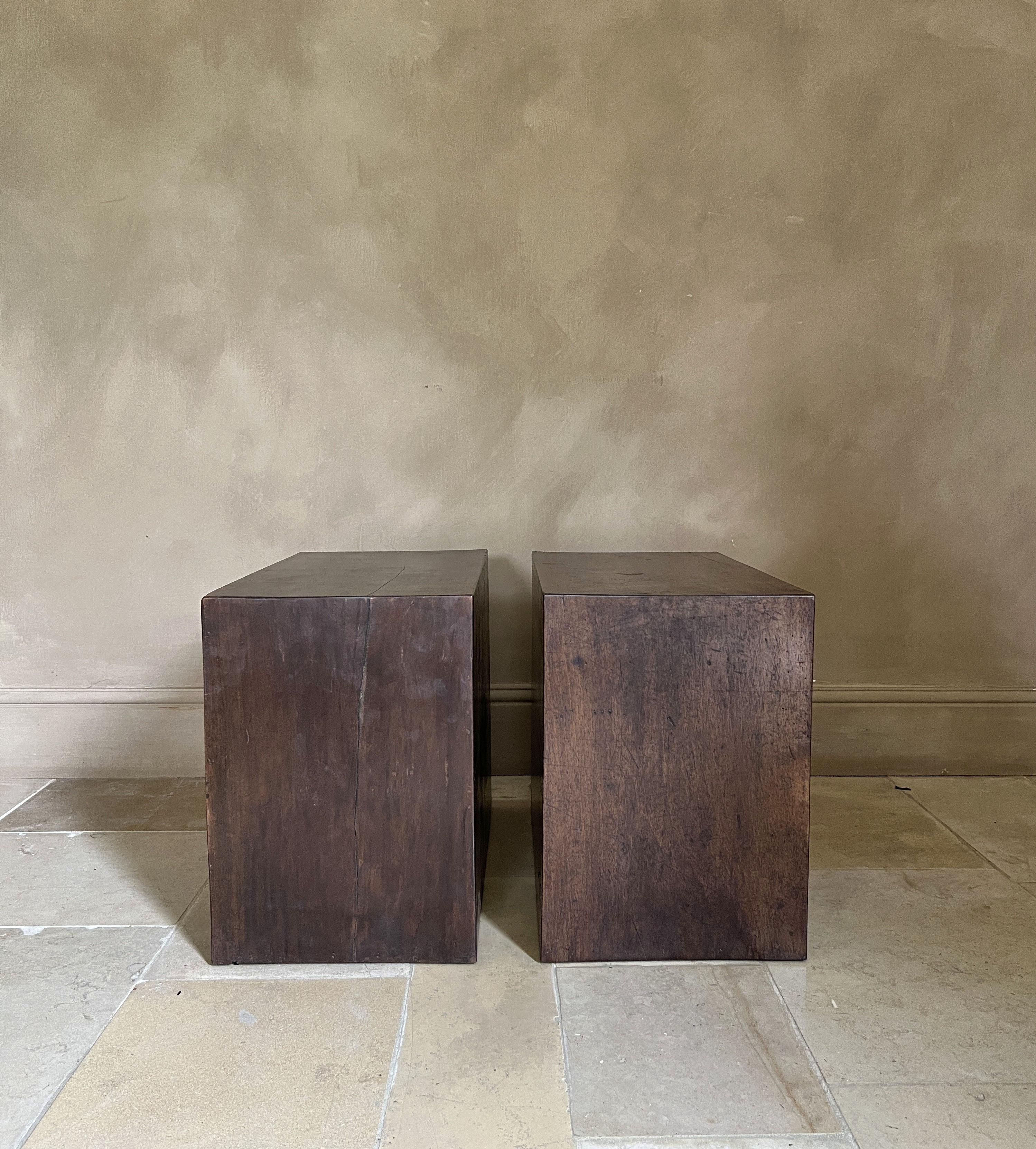 2er-Set CUBE Nachttische aus aufgearbeitetem Nussbaumholz aus dem 18. (Handgefertigt) im Angebot