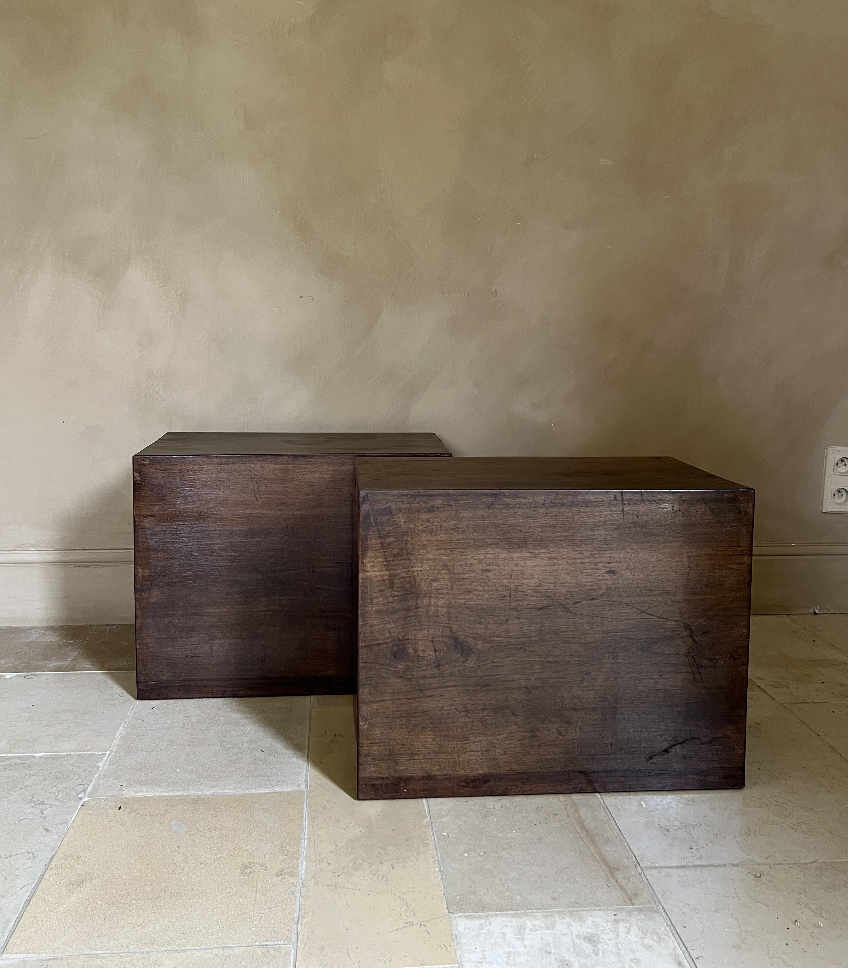2er-Set CUBE Nachttische aus aufgearbeitetem Nussbaumholz aus dem 18. (Walnuss) im Angebot