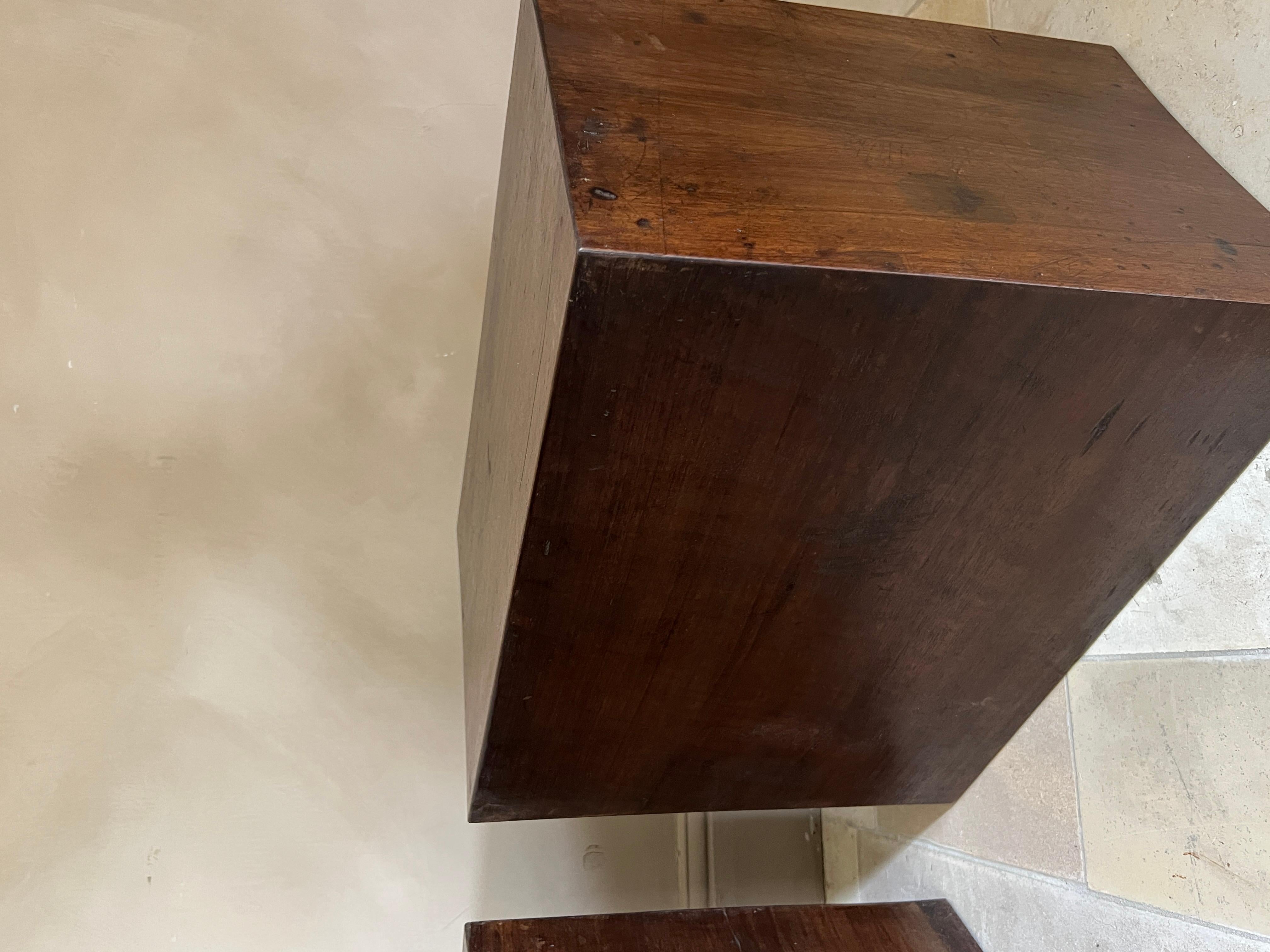 2er-Set CUBE Nachttische aus aufgearbeitetem Nussbaumholz aus dem 18. im Angebot 2