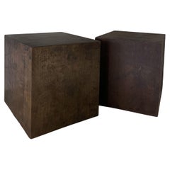 Conjunto de 2 mesillas de noche CUBES de nogal recuperado del siglo XVIII