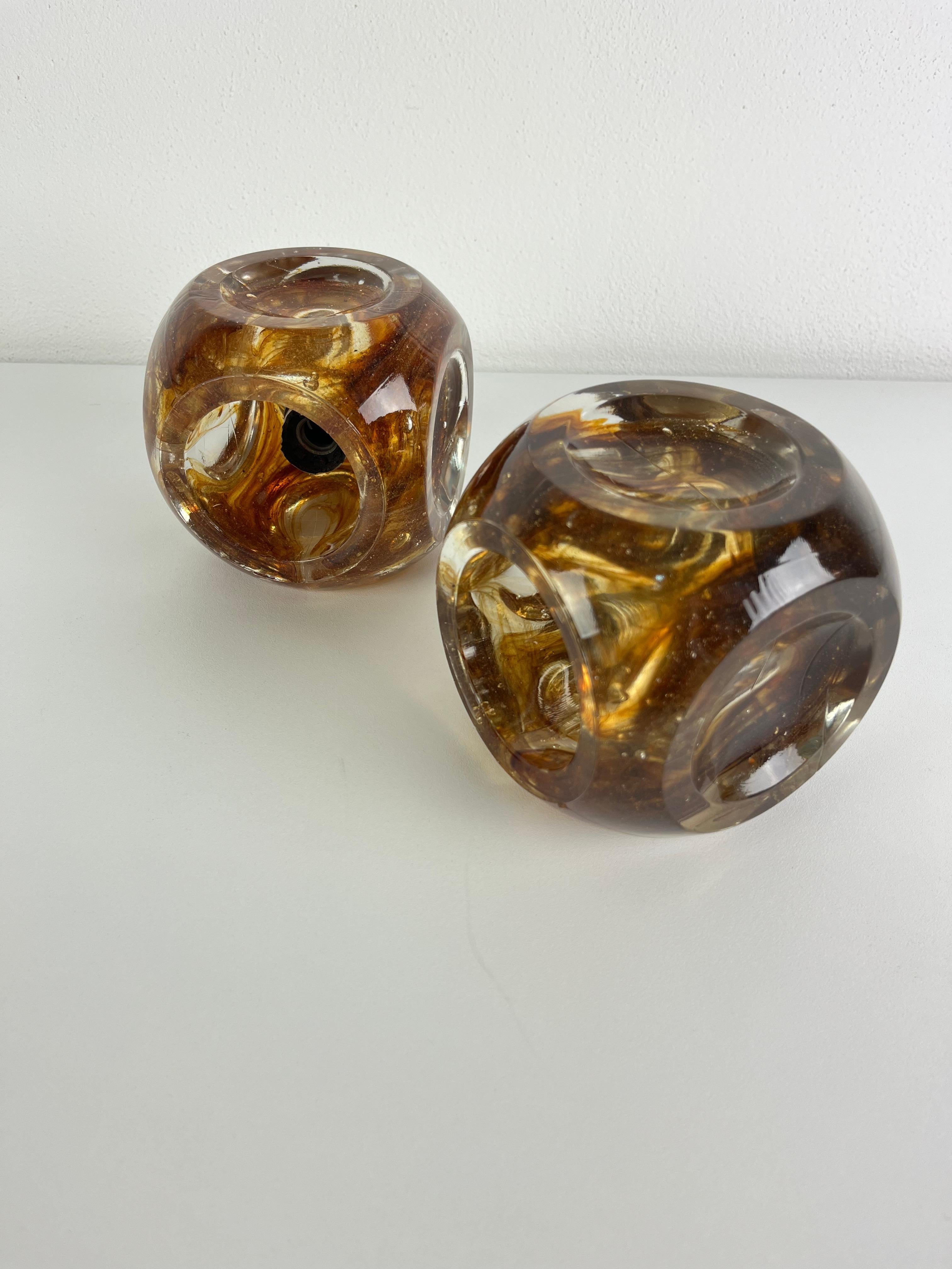 Lot de 2 appliques cubiques en verre de Murano, années 1970
Intact et en bon état.
Verre de Murano de couleur ambre, montures en métal.
Lampe E14