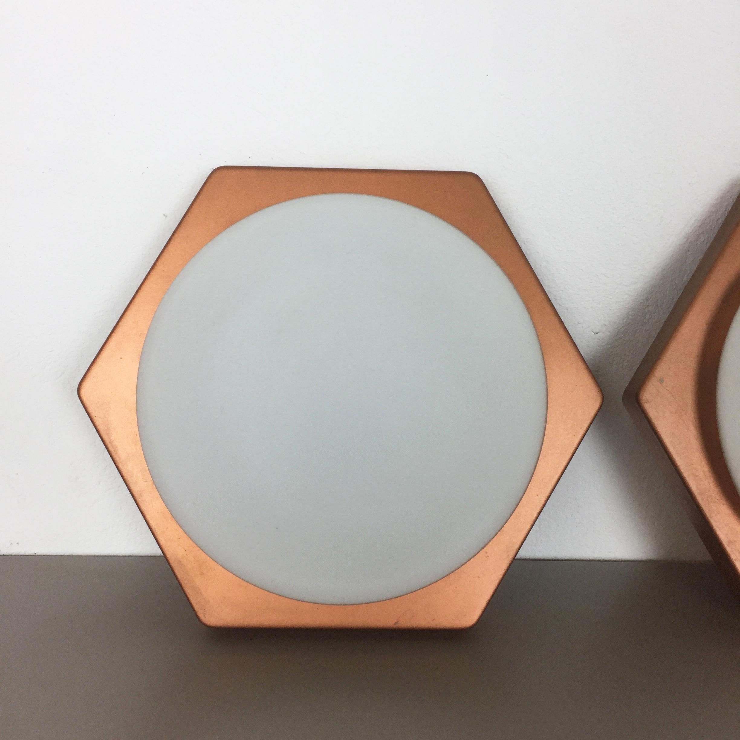 Article:

Set of 2 cubic wall lights.


Age:

1970s


Description:

set of 2 original 1970s German modernist wall Lights made of solid metal with a frosted glass shade in the middle. This light was designed by Rolf Krüger for Heinz