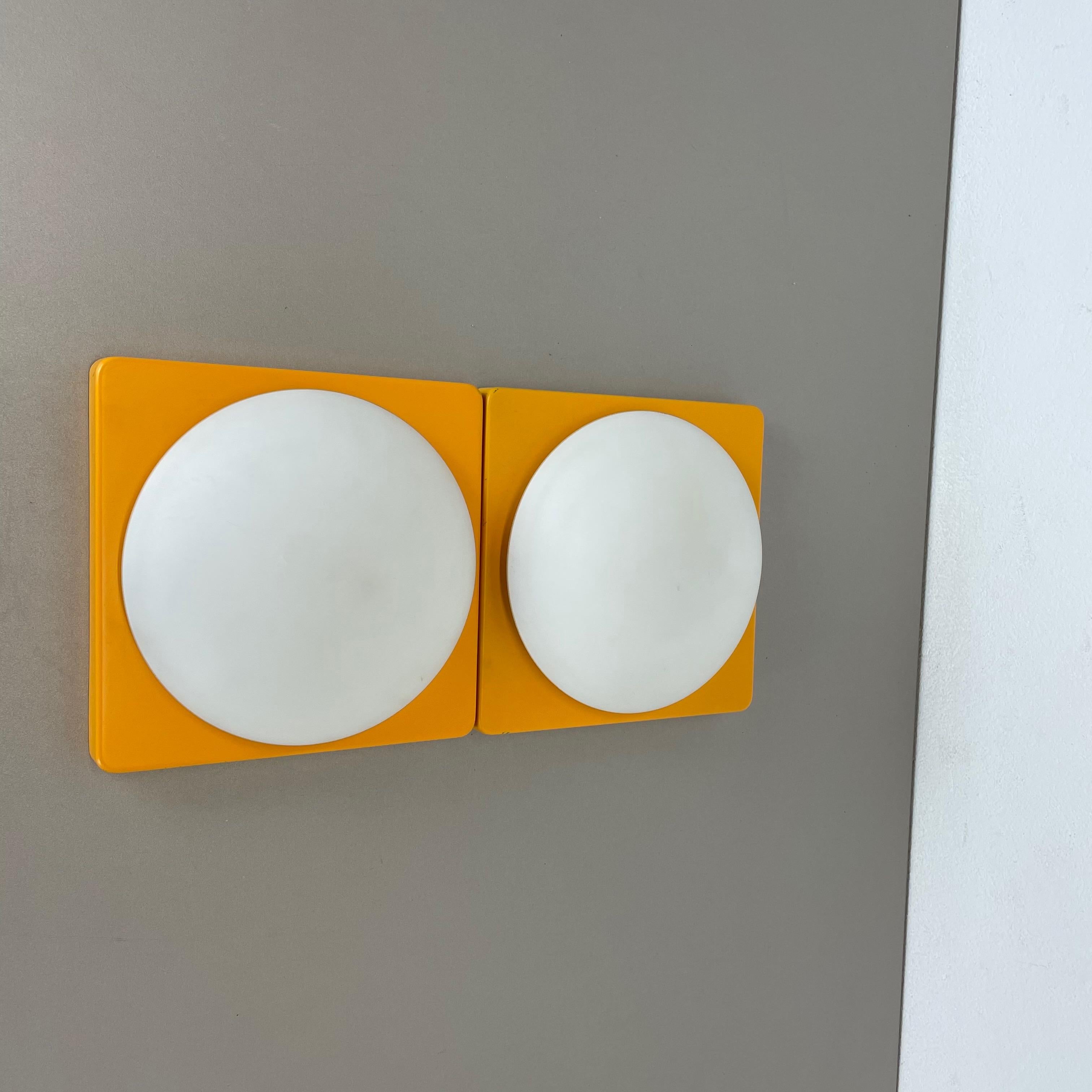 Article:

Set of two cubic wall lights



Producer:

Neuhaus Leuchten, Germany


Age:

1970s


Set of 2 original, 1970s German modernist wall Lights made of solid metal with a frosted glass shade in the middle. This light was
